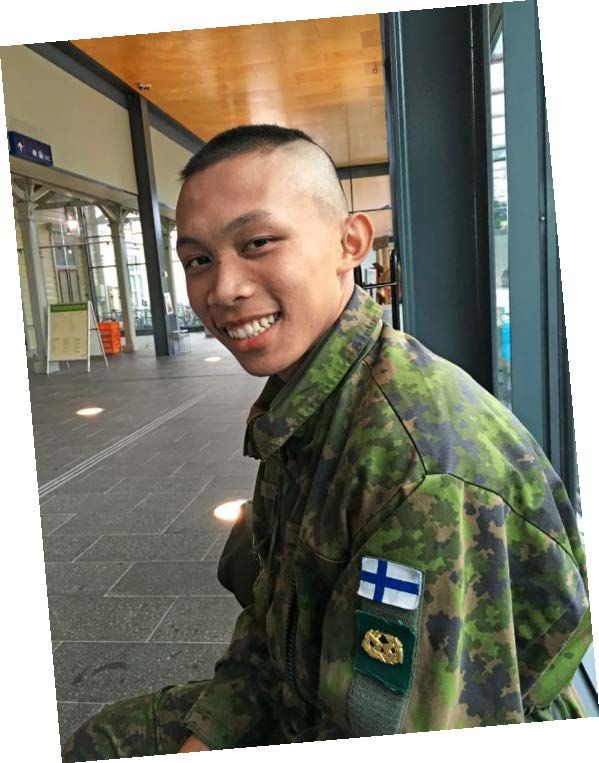 "Olen asunut kymmenisen vuotta perheeni kanssa Indonesiassa, ja minulla on kaksoiskansalaisuus. Viime syksynä minulle tuli kutsu Suomen armeijaan. Tulin siitä niin onnelliseksi! Vau, pääsen ulkomaille, pystyn asumaan siellä. Se on aika iso menestys Indonesiassa. Minut laitettiin Vekaralle. Oli se erilaista, kun olin tottunut trooppiseen kuumuuteen, ja täällä oli kylmä ja satoi vettä. Mutta olen saanut armeijassa paljon kavereita, olen vahvempi, ja kuri on parempi kuin ennen. Olen tyytyväinen elämään. Olen jääkäri. Jääkärit on kovia äijiä." Andhika Komulainen, 19, jääkäri, Vaasa