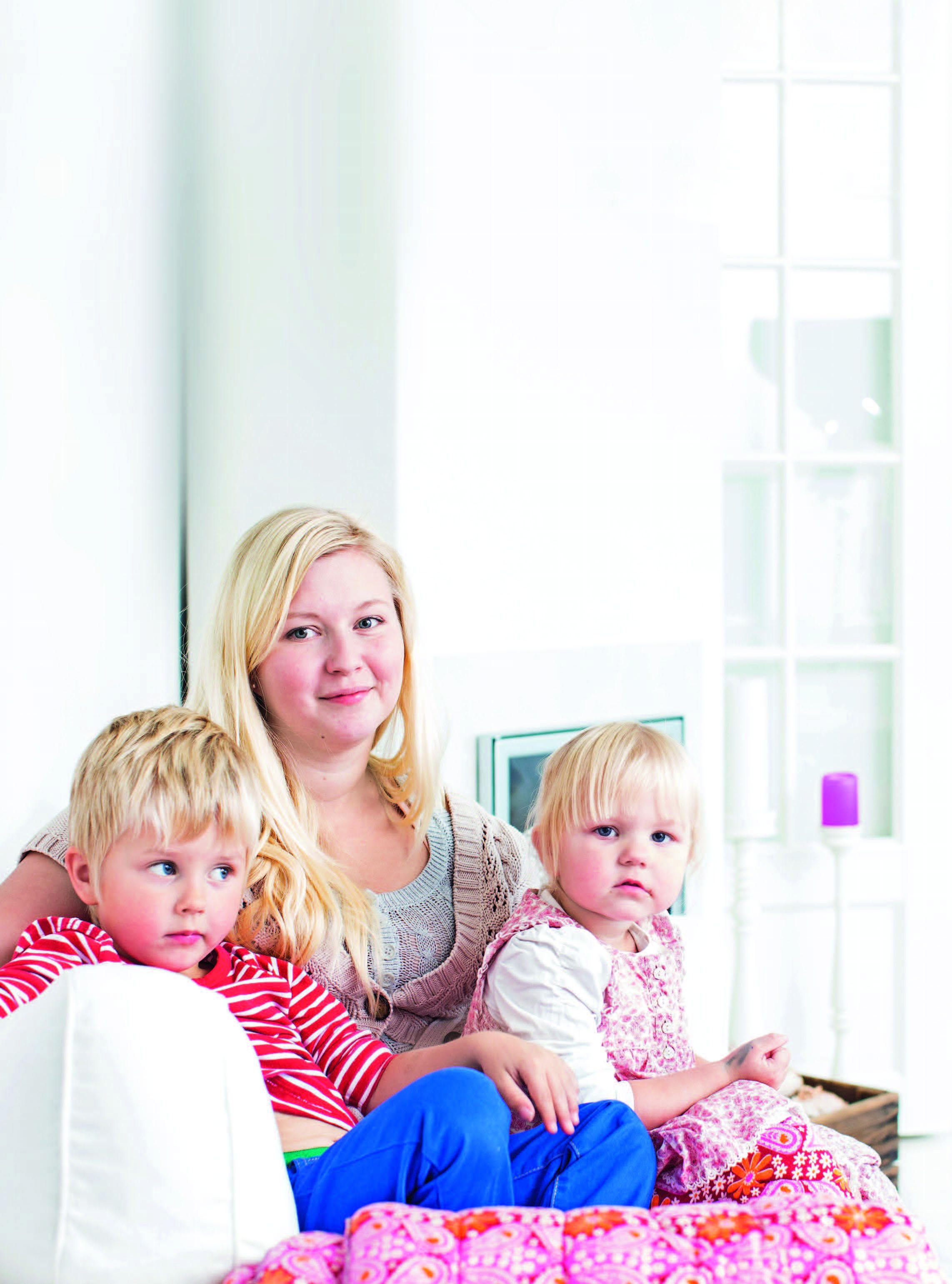 "Lasten synnyttyä sisustusmakunikin muutui leikkisämmäksi", sanoo Anni Hämäläinen Leevi ja Ella kainalossaan.