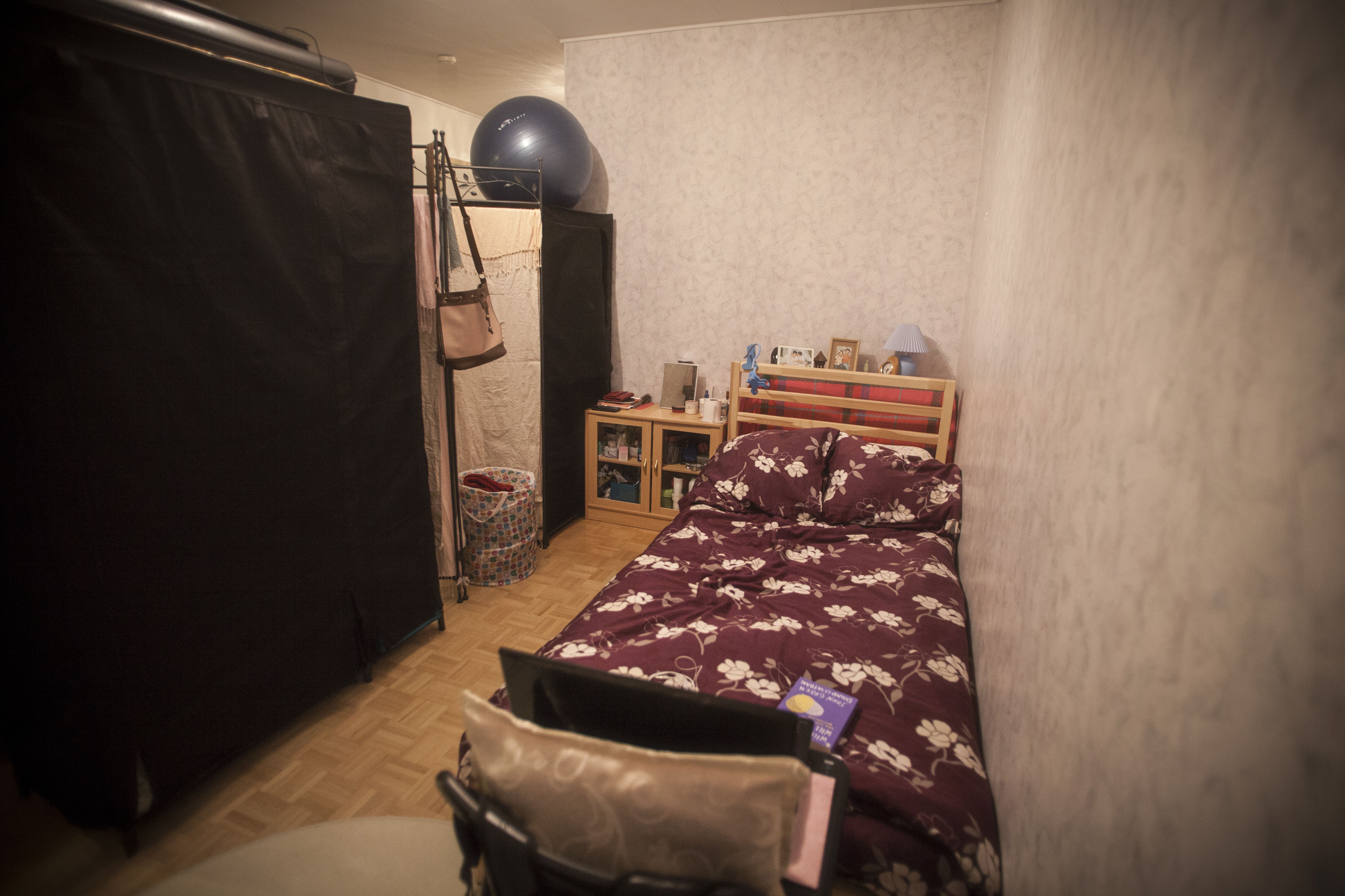 Charity muutti alkuvuodesta pienempään asuntoon, jotta rahaa jäisi säästöön enemmän. Hän jakaa asunnon toisen filippiiniläisen hoitajan kanssa ja nukkuu keittiön nurkassa.