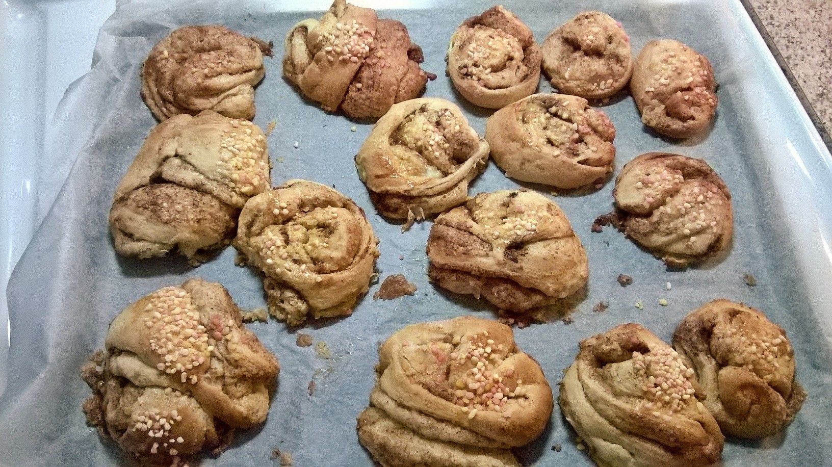 "Kartan leipomista viimeiseen saakka, mutta halusin olla edes kerran pullantuoksuinen äiti kolmelle lapselleni. "Nää sun pullat ei näytä yhtään hyviltä, mut maku on hyvä", lohdutti jälkipolvi samalla, kun kiskaisi pellillisen näin veikeän näköisiä vehnäsiä." – Onnistuminen se on epäonnistuminenkin