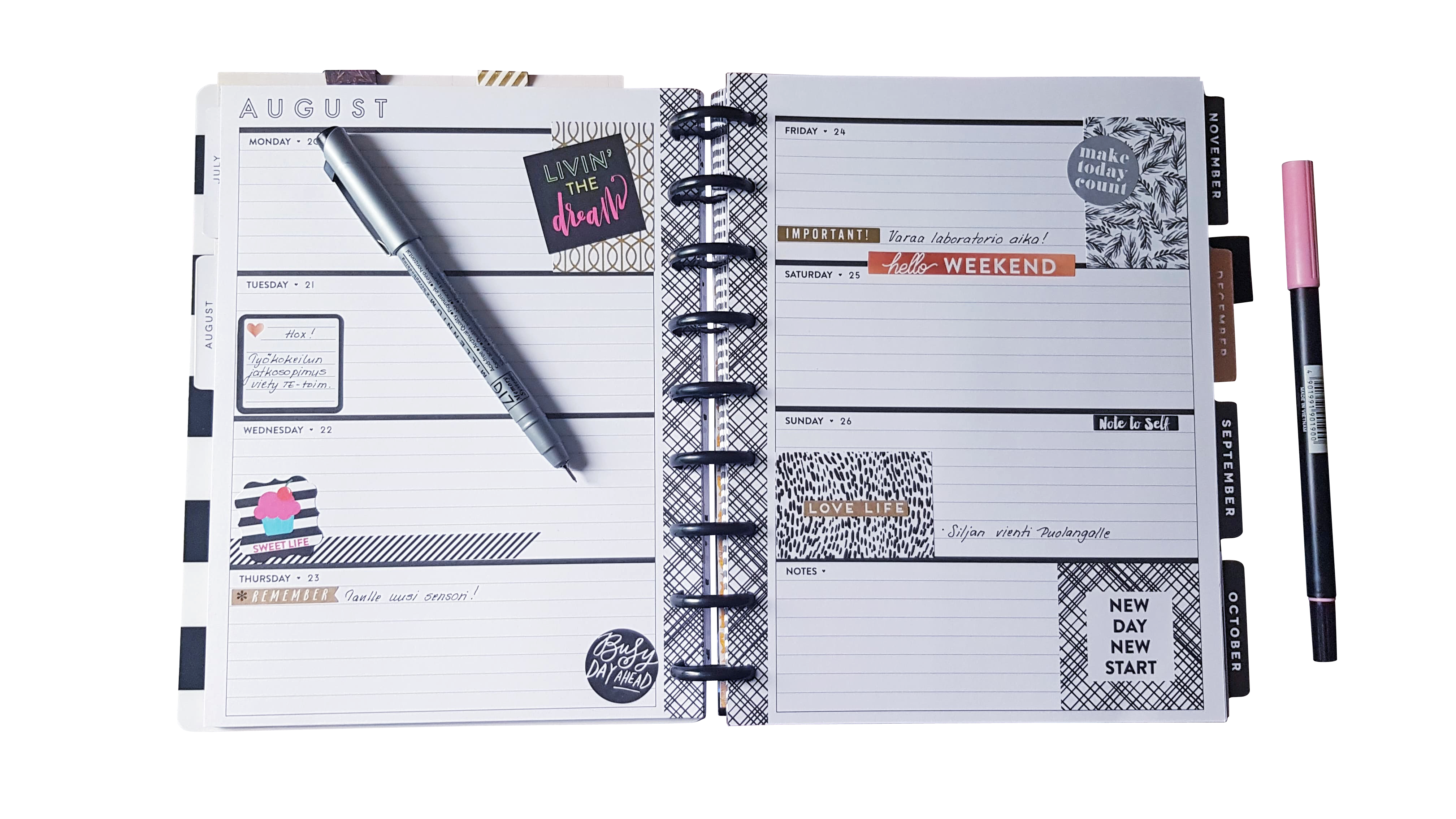 ”Jos tämä kirja katoaisi, kaikki menisi sekaisin”, sanoo Eija Mikkonen.