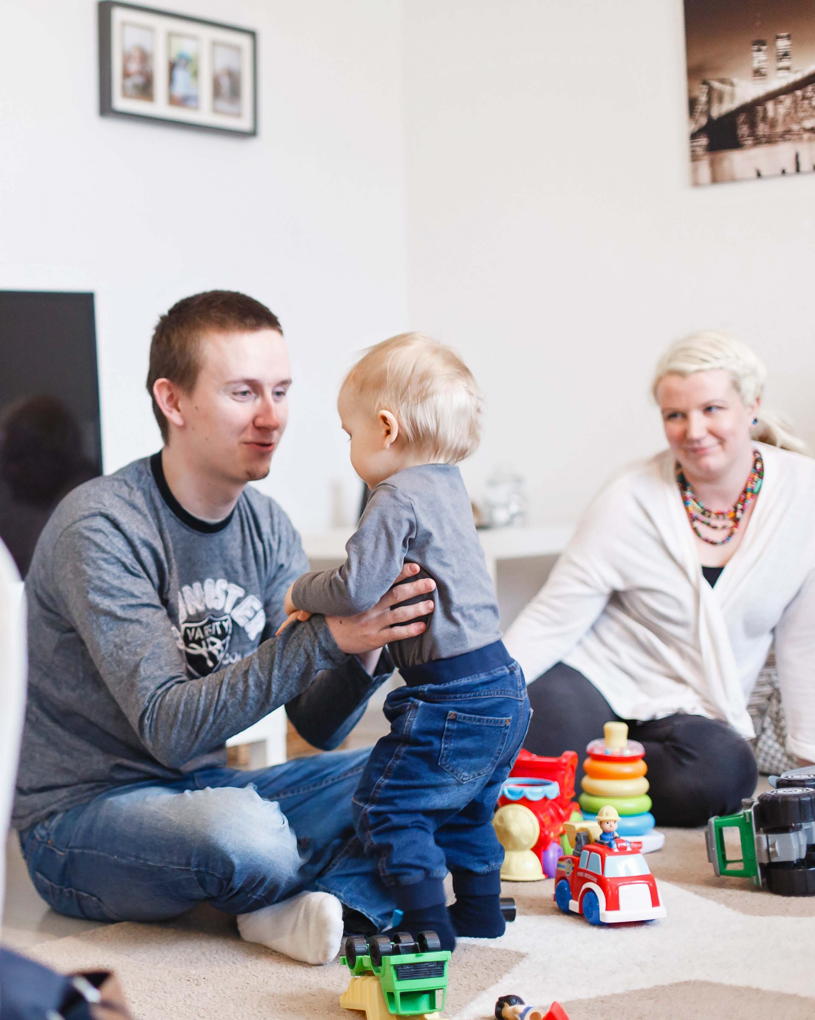 Kun Onni oli vauva, isä Markus Miettinen pohti, mitä ihan pienelle ihmiselle puhutaan. Perhetyöntekijät neuvoivat kertomaan vaikka omasta työpäivästä, jos ei alkuun muuta keksi. Perhetyöntekijä Eve Huhtanen on istunut tällä matolla monet kerrat. 