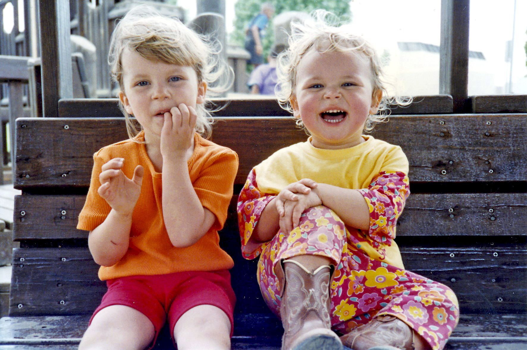 Isosisko Eliza (vas.) ja Sara teksasilaisessa leikkipuistossa.