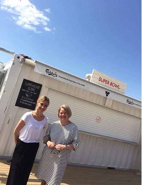 Pyöritän kesäravintolaa Johanna Lindholmin kanssa.