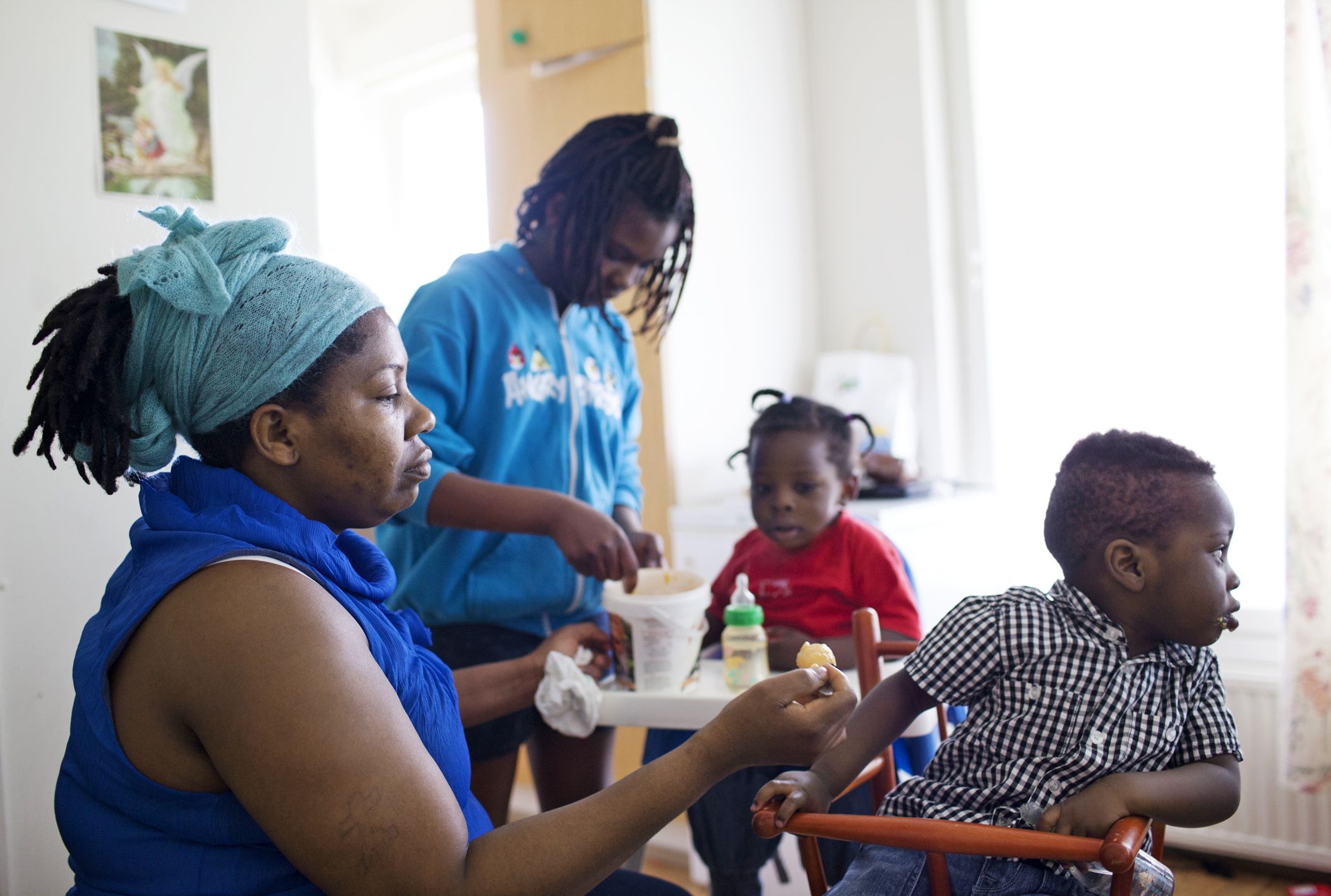 Naapurissa asuva ghanalaisperhe käy auttamassa Jessicaa kaksosten syöttämisessä. Paikallisiin Jessica ei ole tutustunut. 