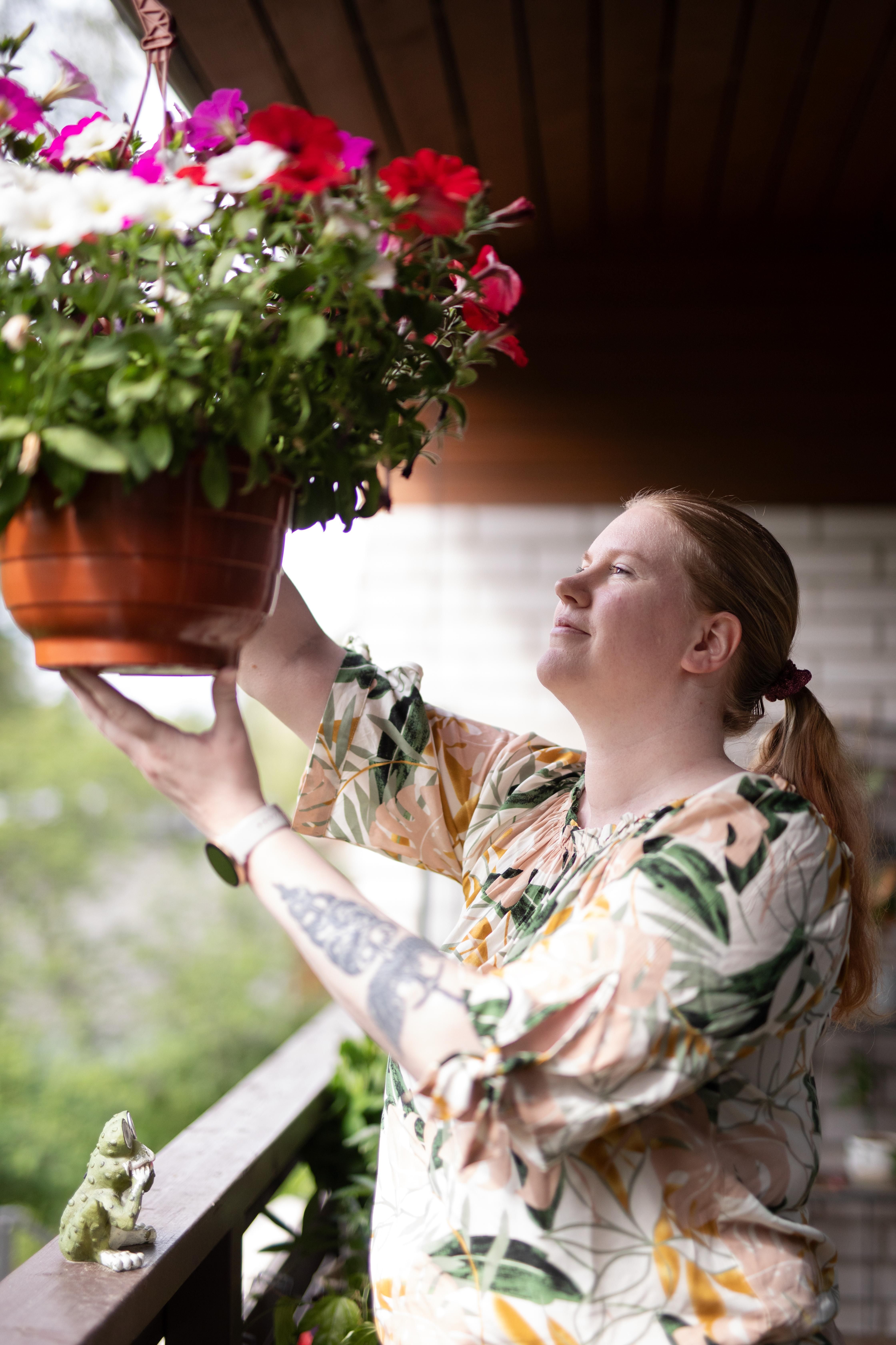 Sini on innostunut kasvattamaan kaikenlaisia kukkia. Hän haluaisi myös opiskella kuvataiteita ja kouluttautua kuvataideterapeutiksi.