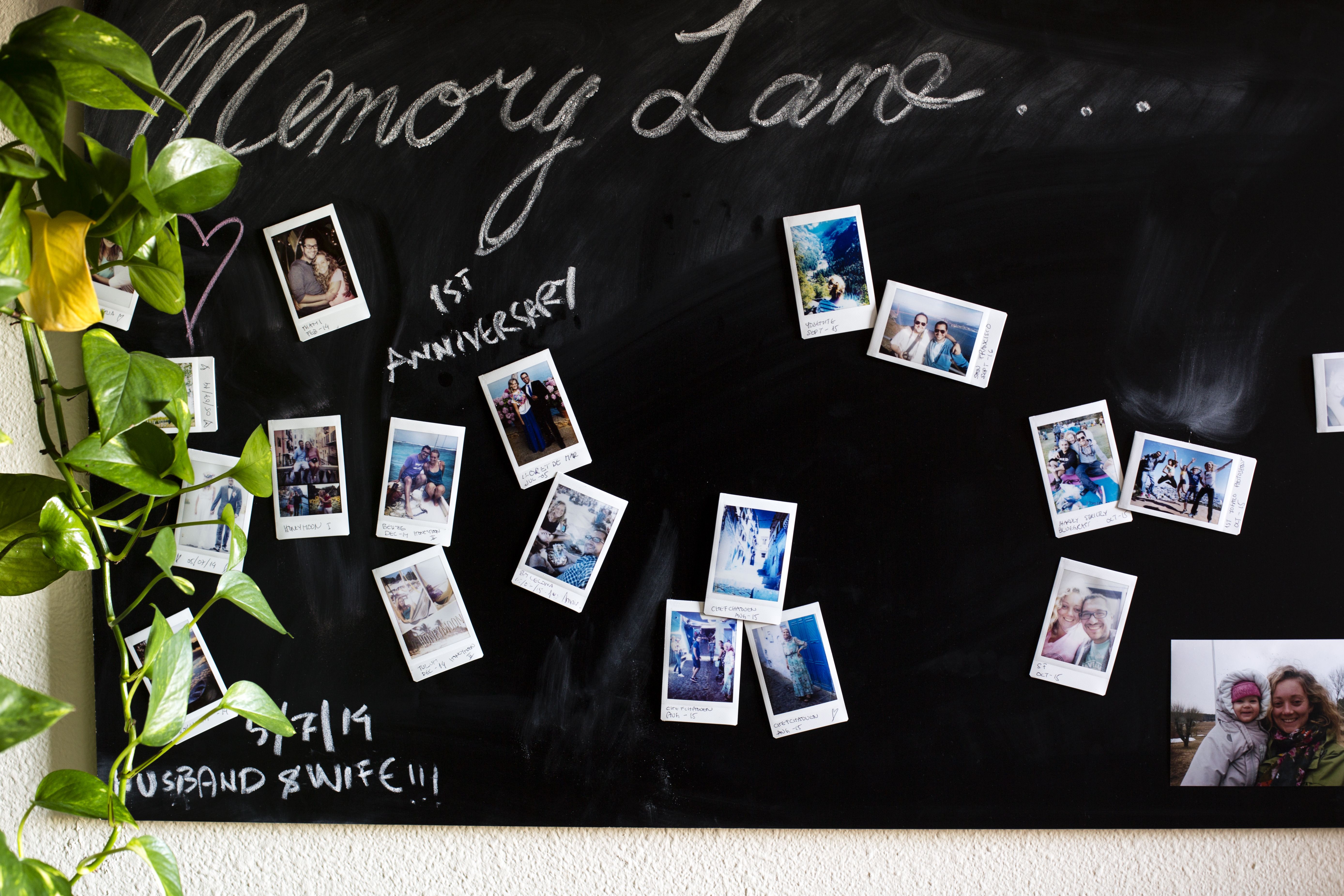 Kiinnitä valokuvia tärkeistä hetkistä liitutaululle. Näin ne antavat iloa päivittäin arjen keskellä.