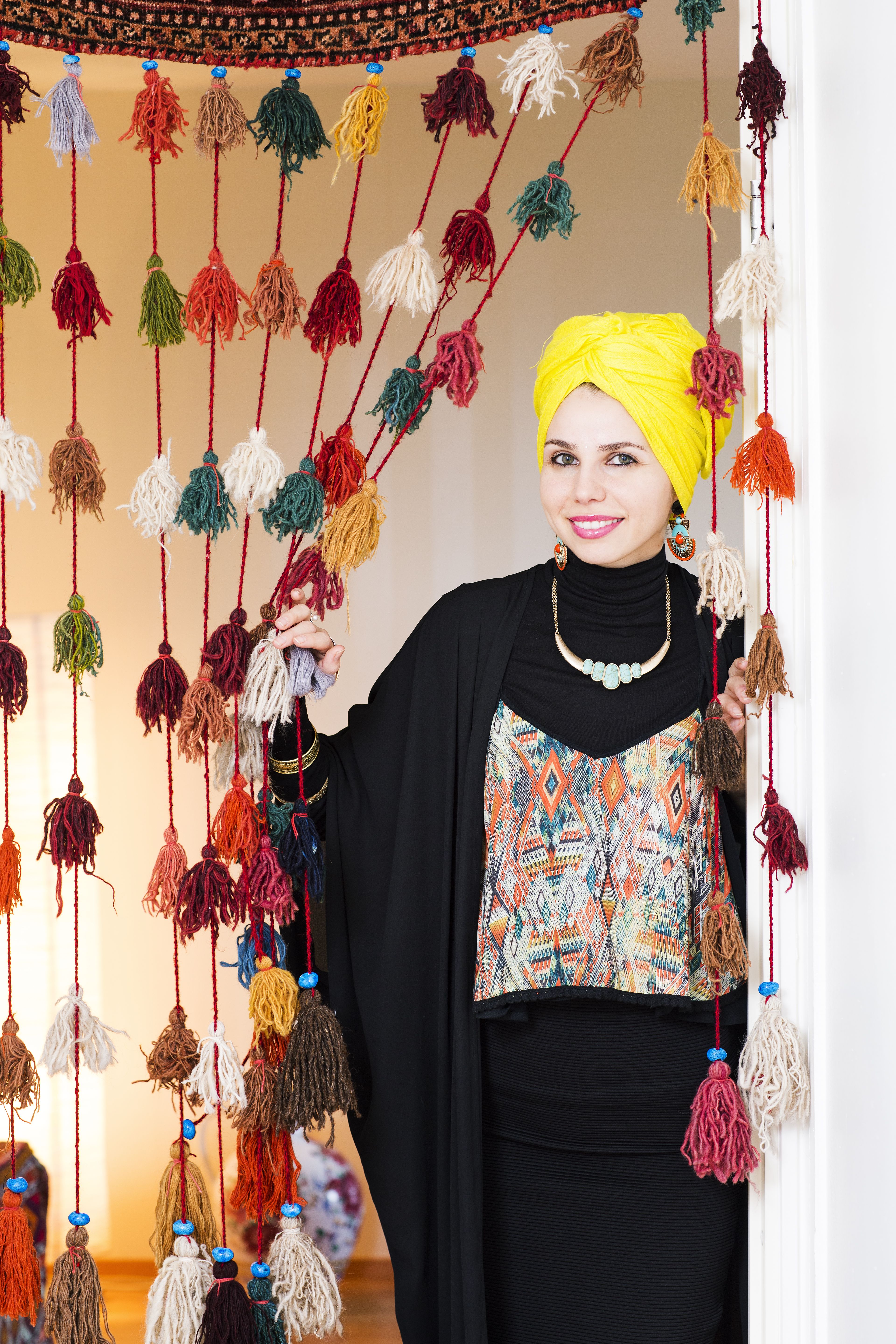 "Kutsun Monkia muslimikaupaksi, sillä sieltä löytyy paljon löysiä, pitkiä vaatteita." Viitta on ostettu Monkista, toppi Espanjasta ja huivi Iranista.