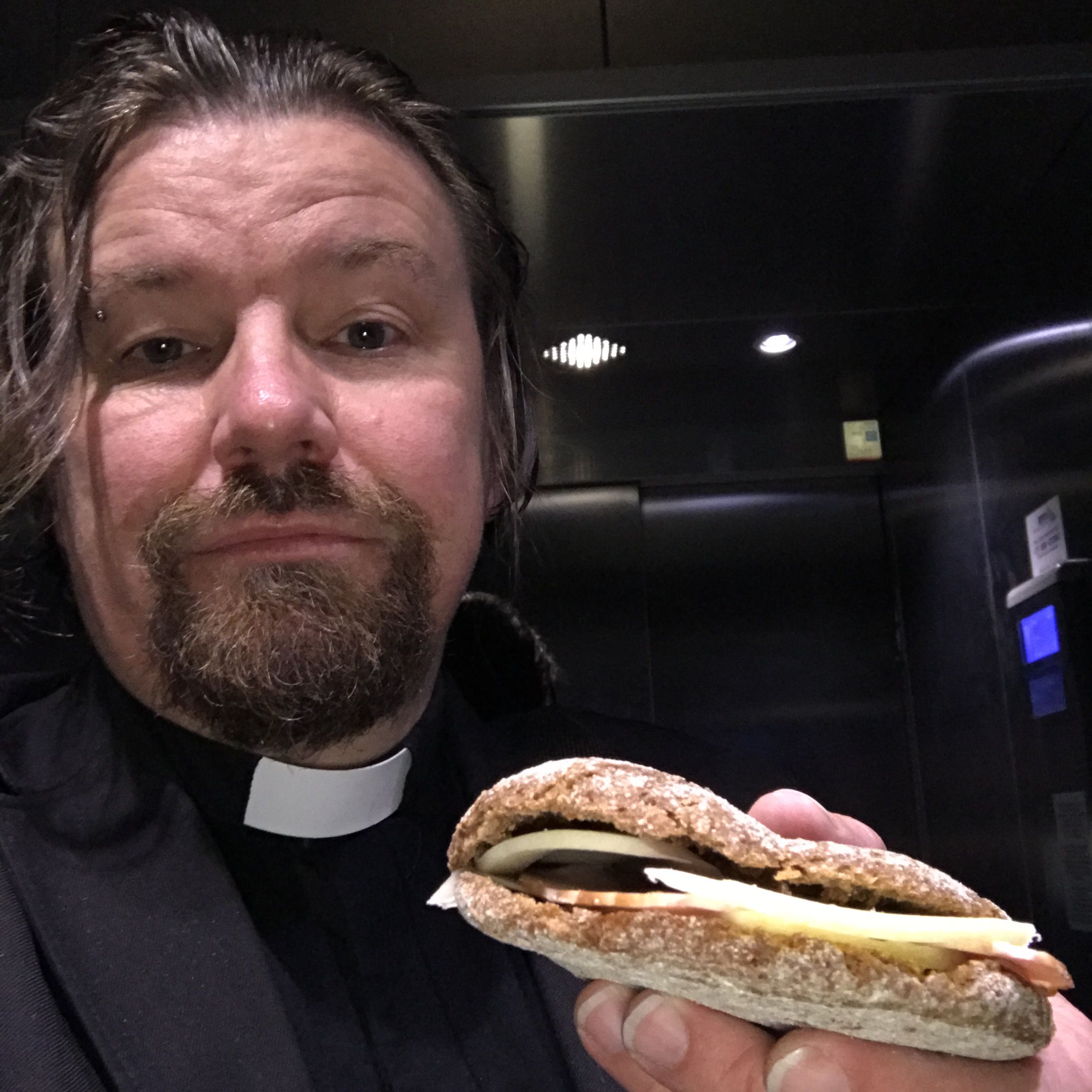 Juustoleipä kotona ja toinen samanlainen Ylellä.