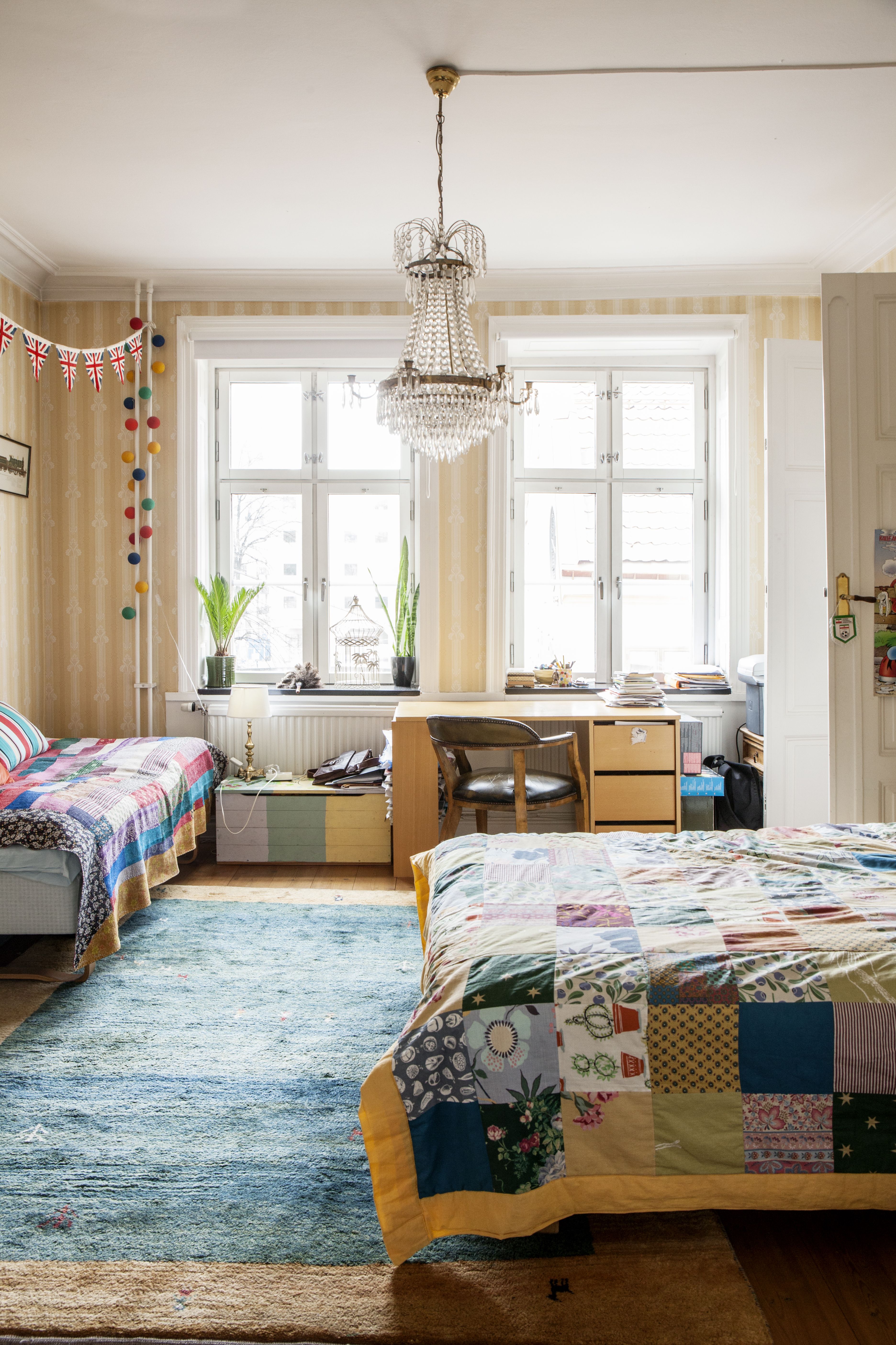 Oscar sai huoneeseensa komean kattokruunun.