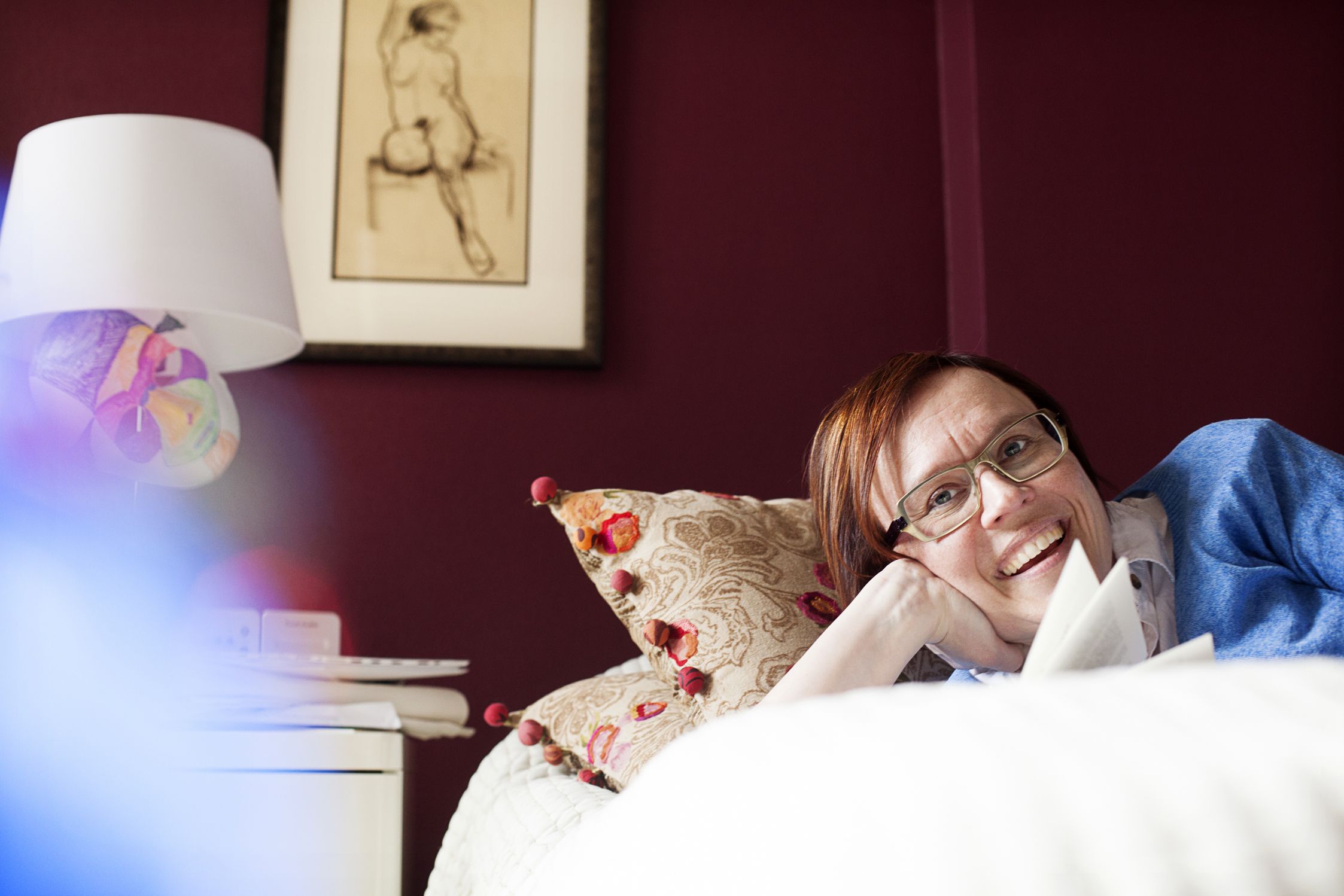  Viininpunainen seinä ja naispiirros sopivat makuuhuoneeseen.&nbsp;– Oli oma elämäntapa mikä vain, maailmaa ei kannata pelätä. Haluan opettaa pojalleni, että maailma on meitä varten.