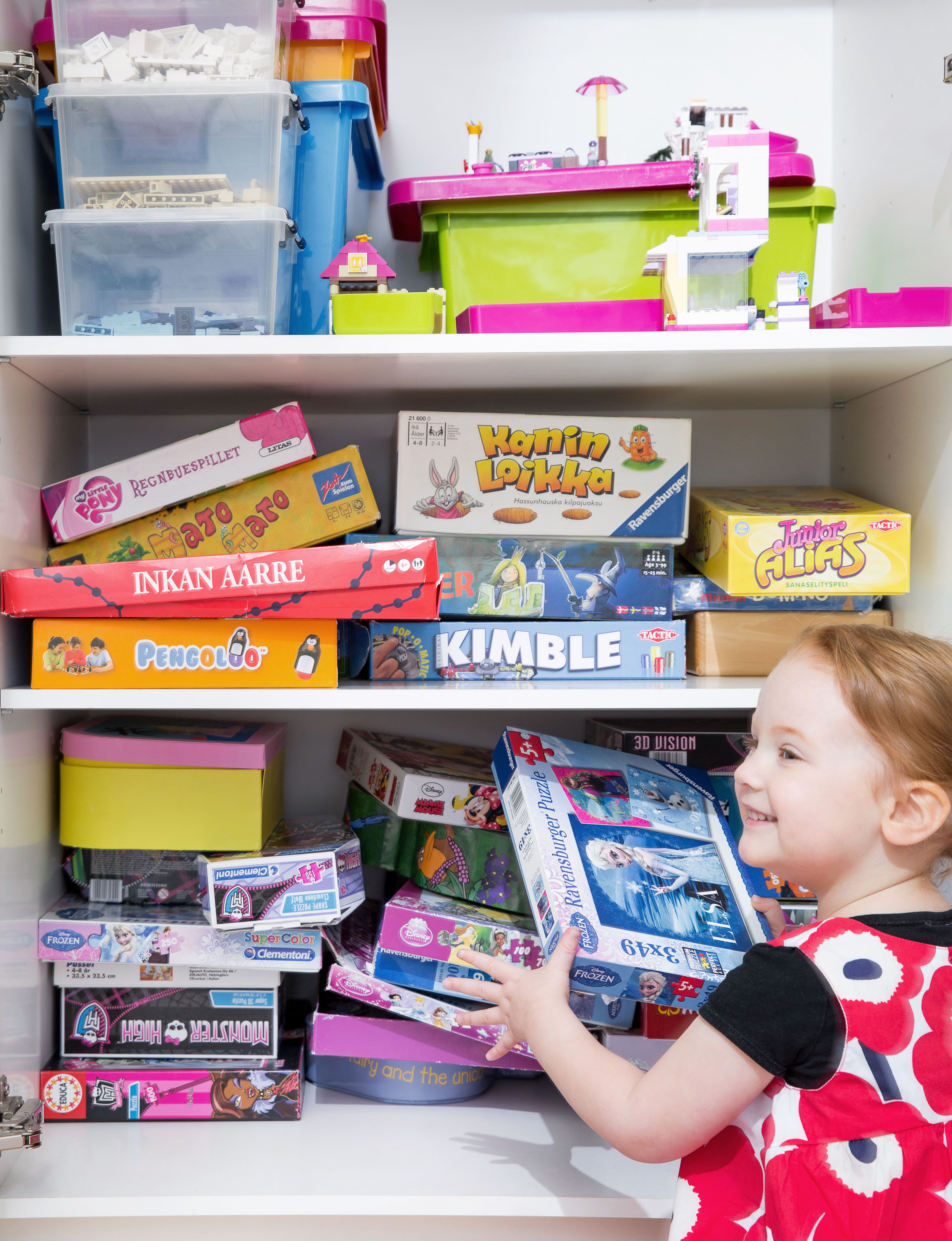 Kaikista leluista ei ole tarvinnut luopua, mutta jokaisella on oma paikkansa. Leikkihuoneen kaapista löytyvät lautapelit ja legot omista laatikoistaan.