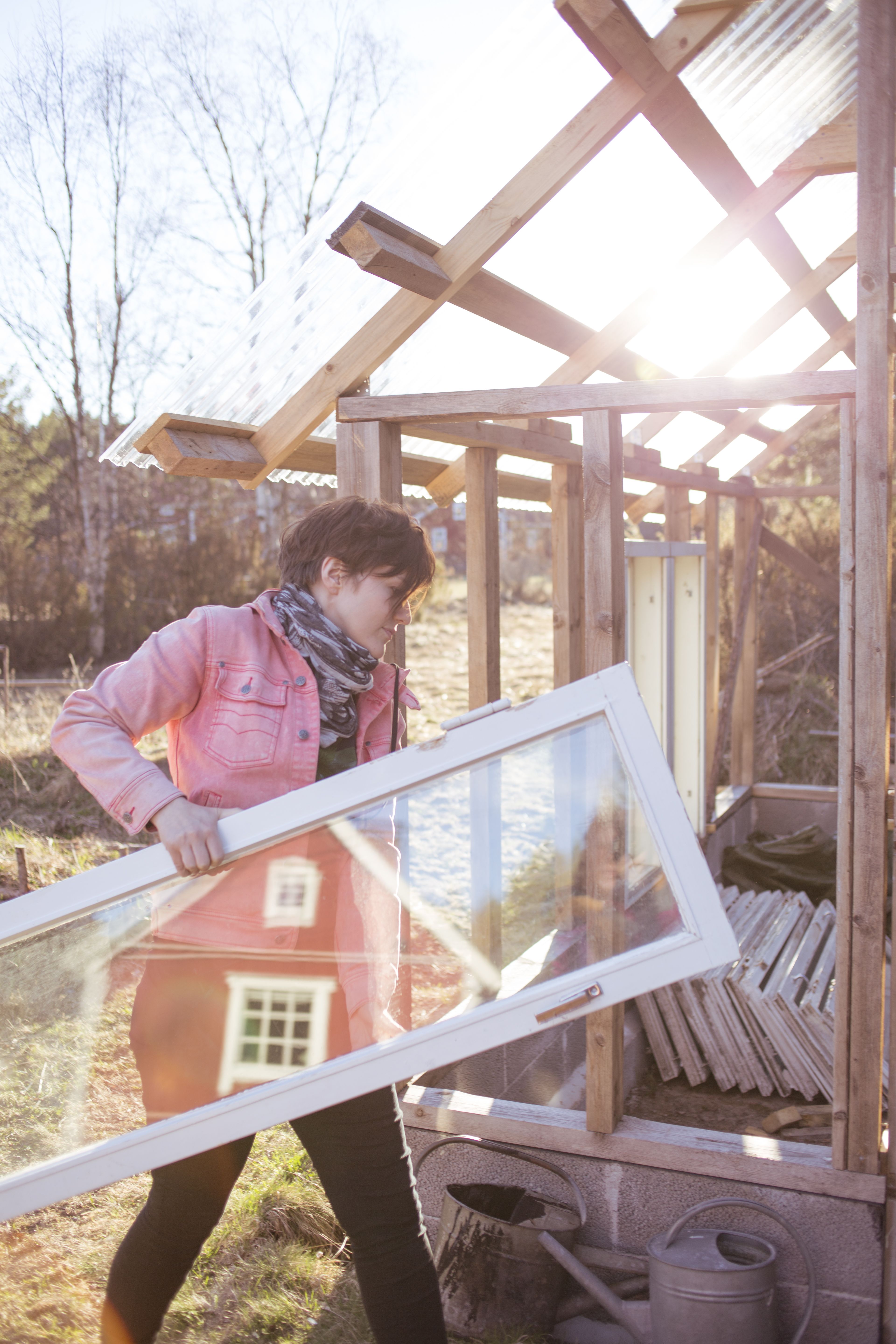 ”Ulkona vietetyt yöt antoivat valtavasti energiaa”, Liisa sanoo. Vanhoista ikkunanpokista syntyy kasvihuone.