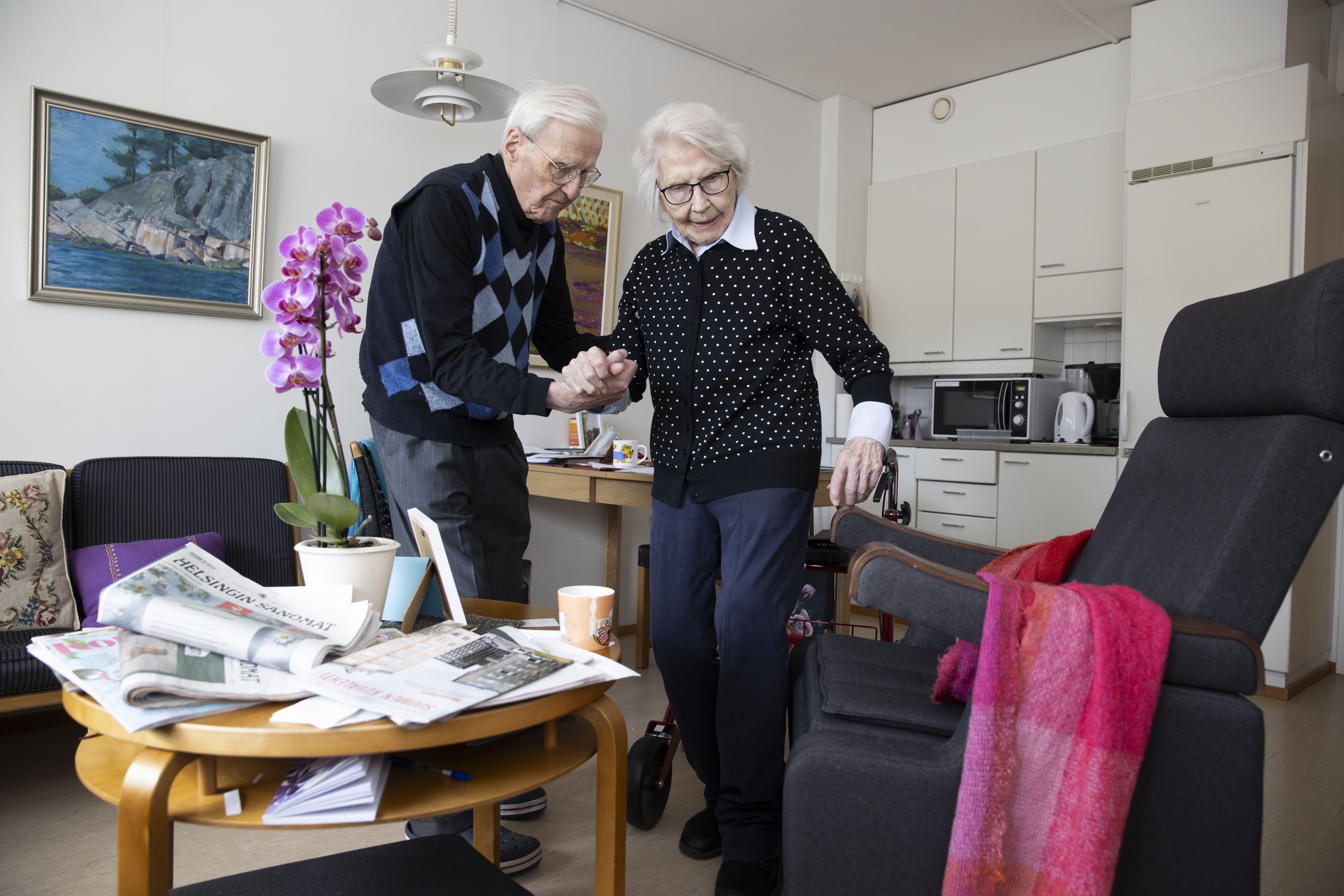 Nuorempana Jaakolla oli tapana tuoda hääpäivänä Riitalle kukka, usein orkidea. ”Alussa Jaakko toi aina neilikoita, vaikken pitänyt niistä. Ne kestivät pitkään. Taustalla oli taloudellinen ajatus”, Riitta sanoo leikillään. ”Olivat ne minusta myös hyvännäköisiä”, Jaakko puolustaa.