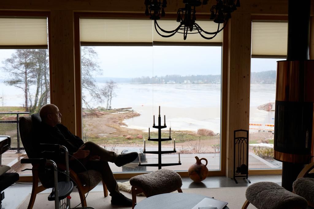 Kodin ikkunoista näkee Loviisan alakaupunkiin, Tommyn lapsuudenmaisemiin. ”Yllätyksenä tuli talon lisäksi Loviisa. En ollut ajatellut, että muuttaisin tänne takaisin”, Tommy kertoo.