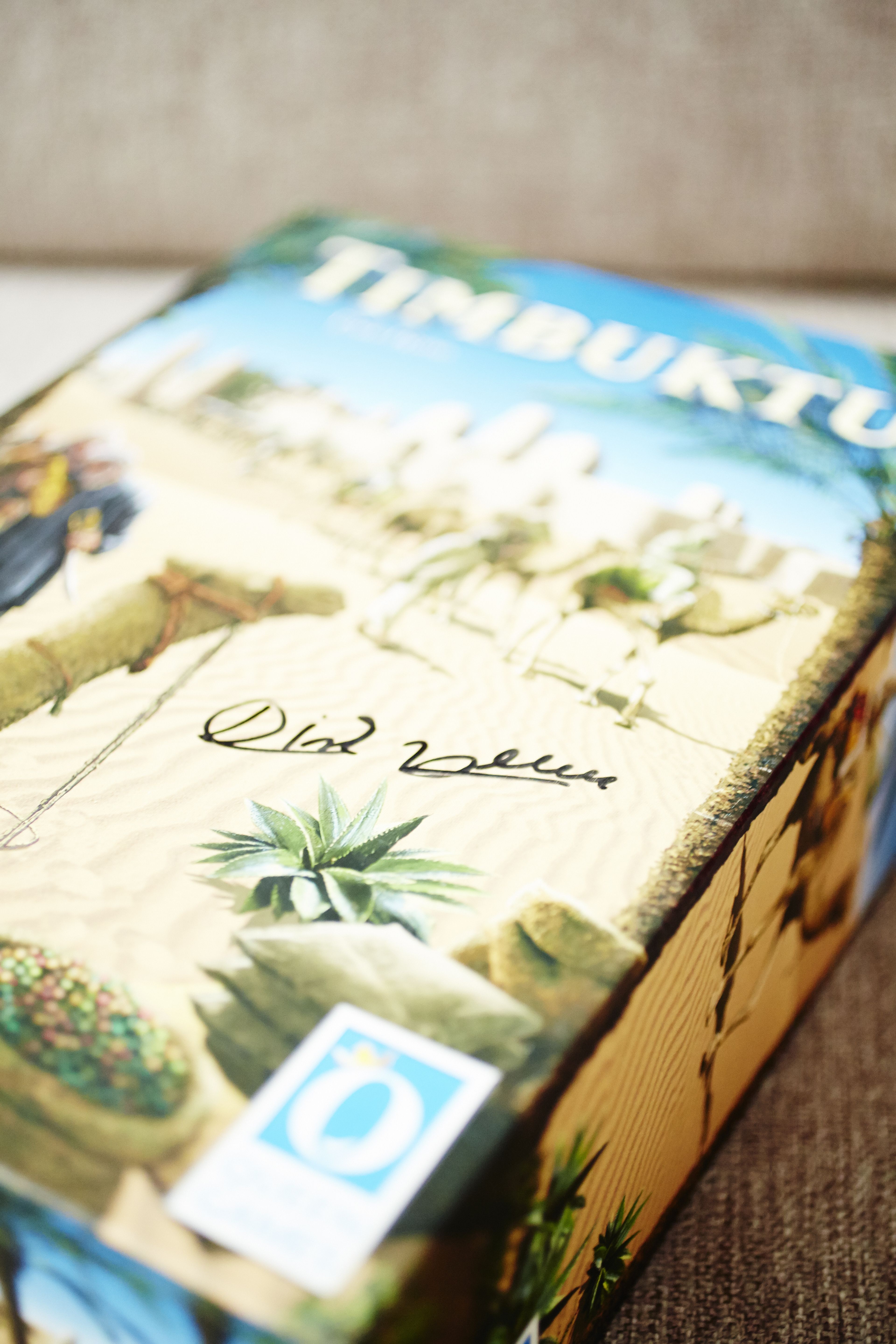  Saksan Spiel-messuilla Tero sai Timbuktu-pelin kanteen pelin kehittäjän Dirk Hennin nimikirjoituksen.