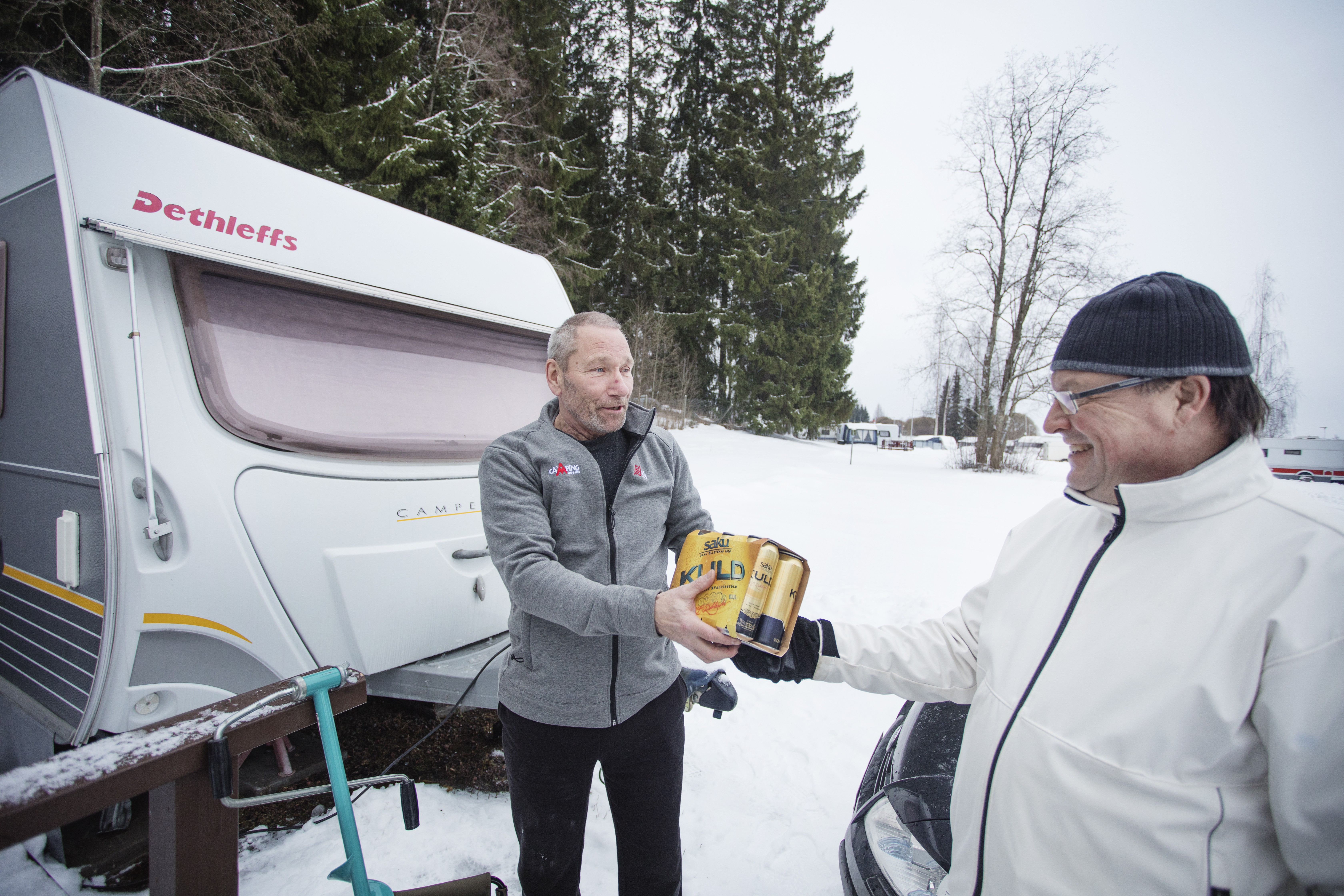 "Saunaolut lumitöiden tekijälle", Jaakko Kitinprami (oik.) kiittää Jukkaa.
