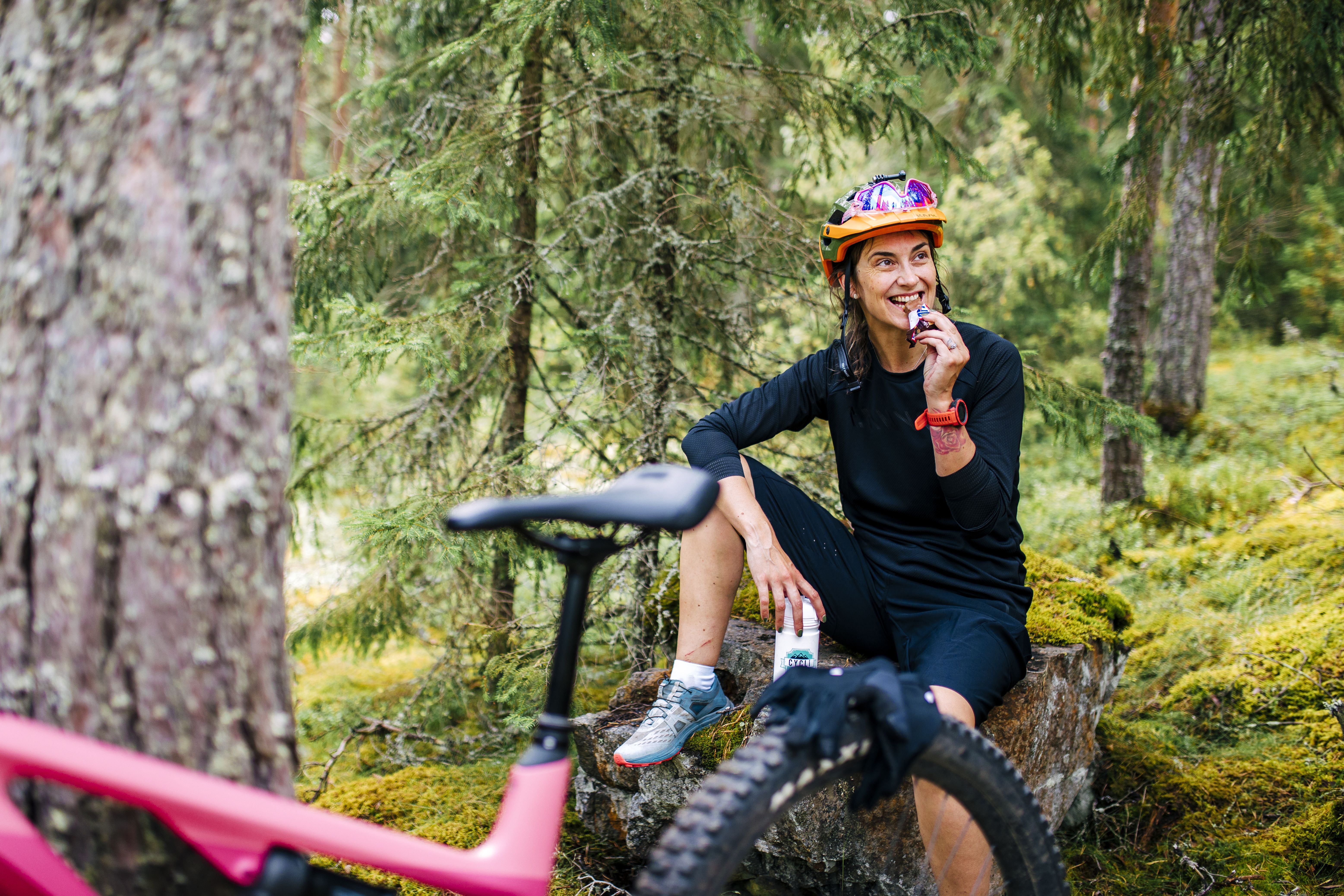 Suklaapatukka matkassa mukana. "Ajaminen kuluttaa niin paljon energiaa, että eväitä tarvitaan."