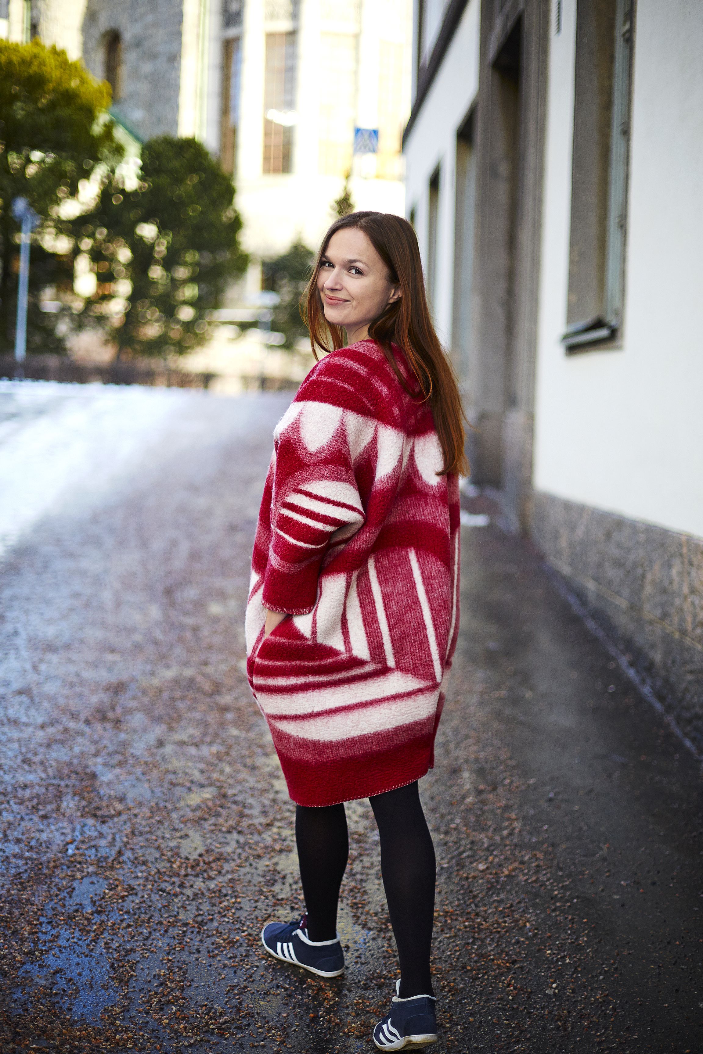 ”Pidän siitä, että vaatteella on tarina. Tämä talvitakki on tehty neuvostoajan vanhoista vilteistä.” Takki on virolaisen Marit Ilisonin mallistoa.