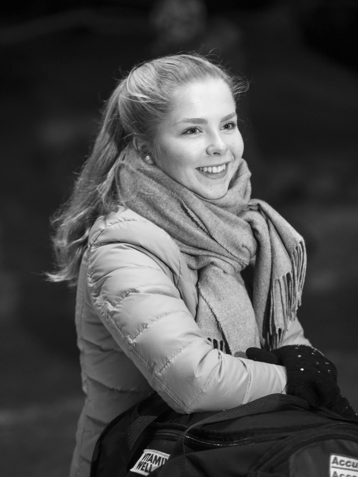 Saarastiina, 20, luistelee Marigold IceUnity -joukkueessa, jonka tavoitteena on toinen perättäinen MM-kulta. Saarastiina pääsi lukion jälkeen Joensuun oikeustieteelliseen tiedekuntaan, mutta asuu nyt Helsingissä ja suorittaa Haaga-Helian liiketalouden kursseja.