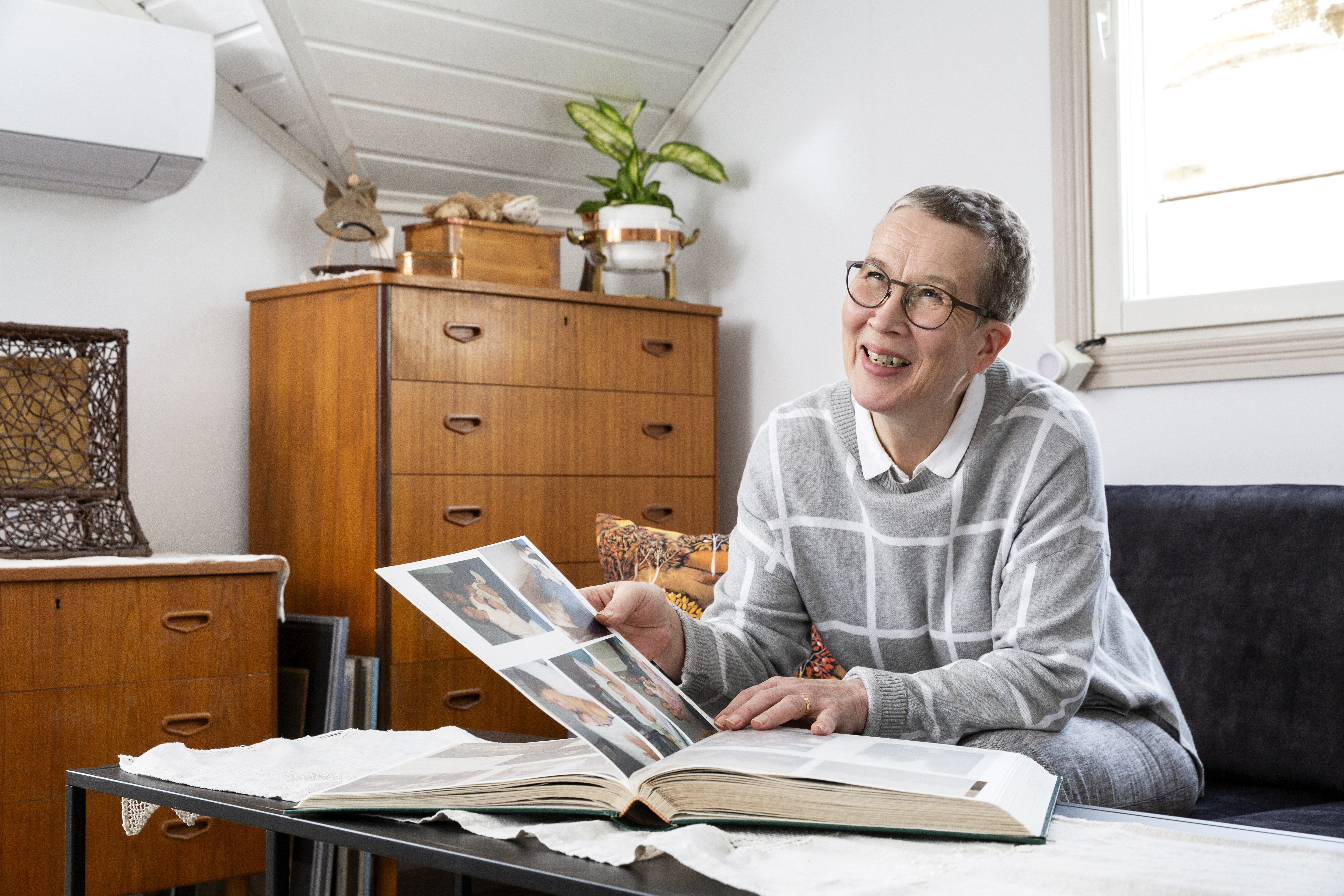 ”Ihminen on tutkitustikin onnellisimmillaan, kun hän tekee toiselle hyvää. Sen me varmaan olemme tästä oppineet”, Birgitta sanoo. Albumissa on kuvia Antin syntymäpäivästä 22 vuotta sitten.