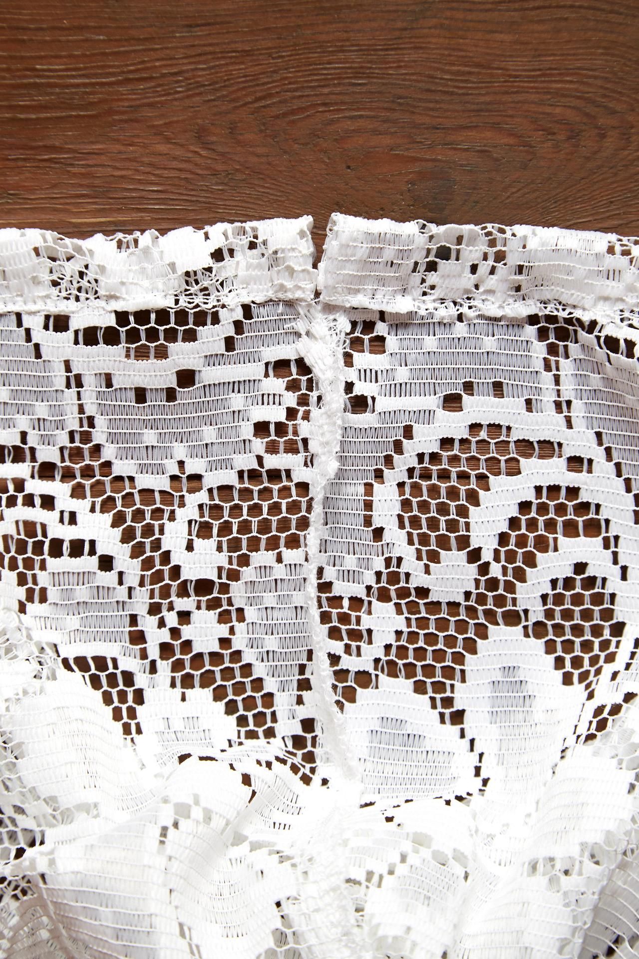 Jätä pussinsuun kujat molemmista päistä auki. Näin pystyt pujottamaan kujiin kaksi nauhaa eri puolilta. Pussi sulkeutuu nauhoista vetämällä, etkä tarvitse nyörilukkoa tai solmuja.