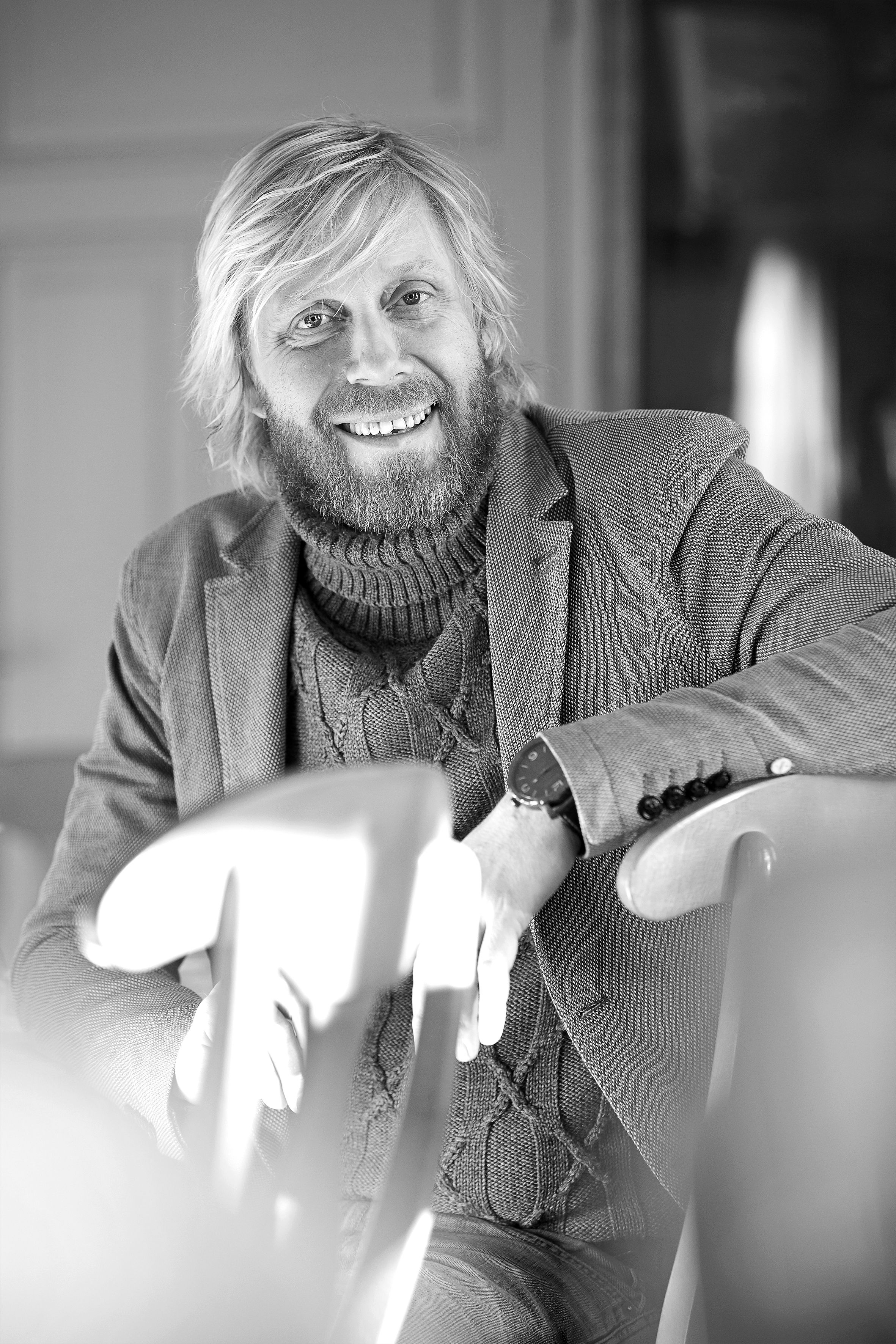 45-vuotias radiotoimittaja Kimmo Vehviläinen juontaa Radio Aallon päivittäistä aamuohjelmaa Dynastiaa yhdessä Anna Perhon kanssa. Töissä hänet tunnetaan kepposten keksijänä. Kimmo on naimisissa Johanna Ullakon kanssa. Ensimmäisestä avioliitosta Kimmolla on tyttäret Wilma, 17, ja Peppi, 15.