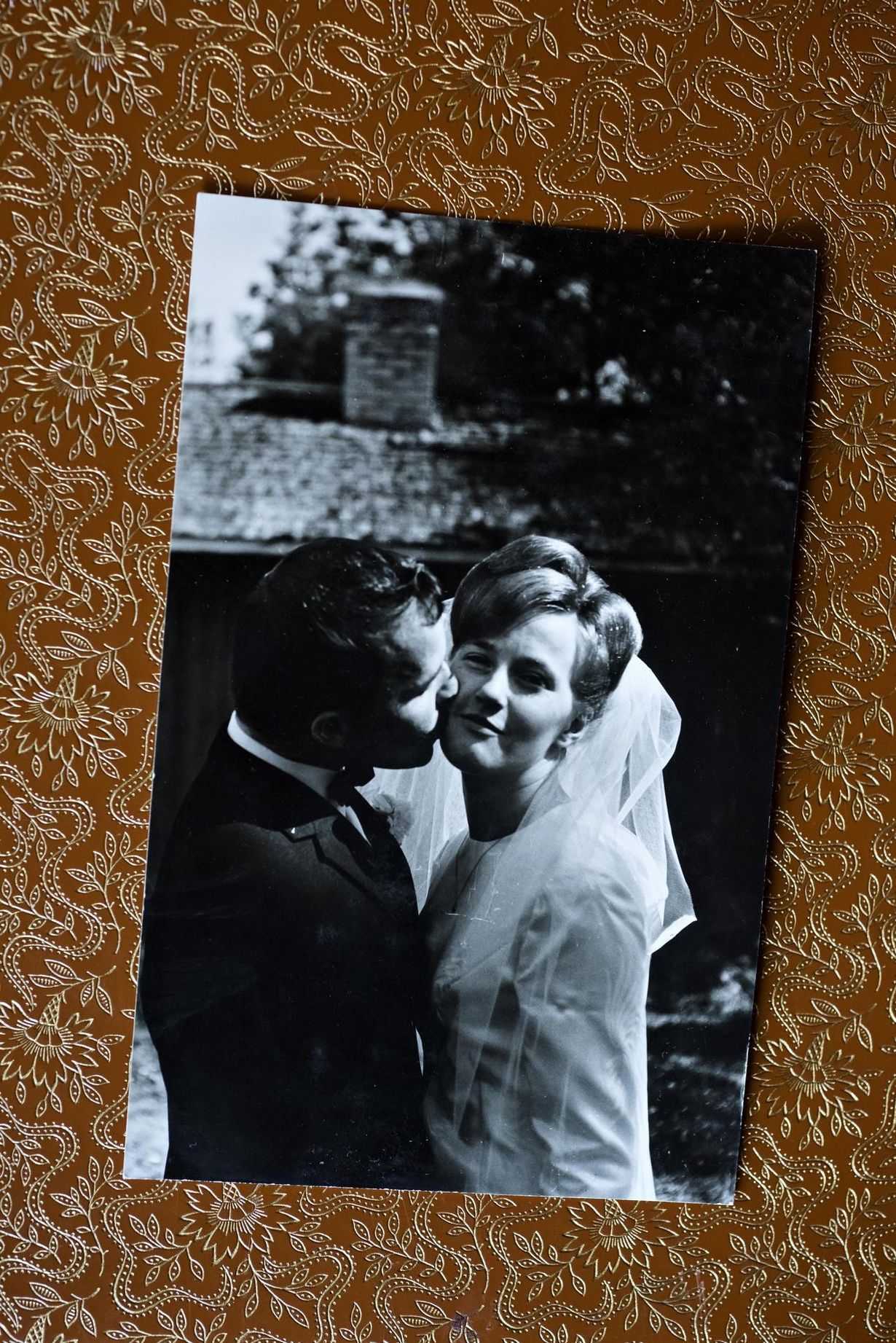 Ensisuukko avioparina. Hääkuva otettiin heti vihkimisen jälkeen 30.7.1967.