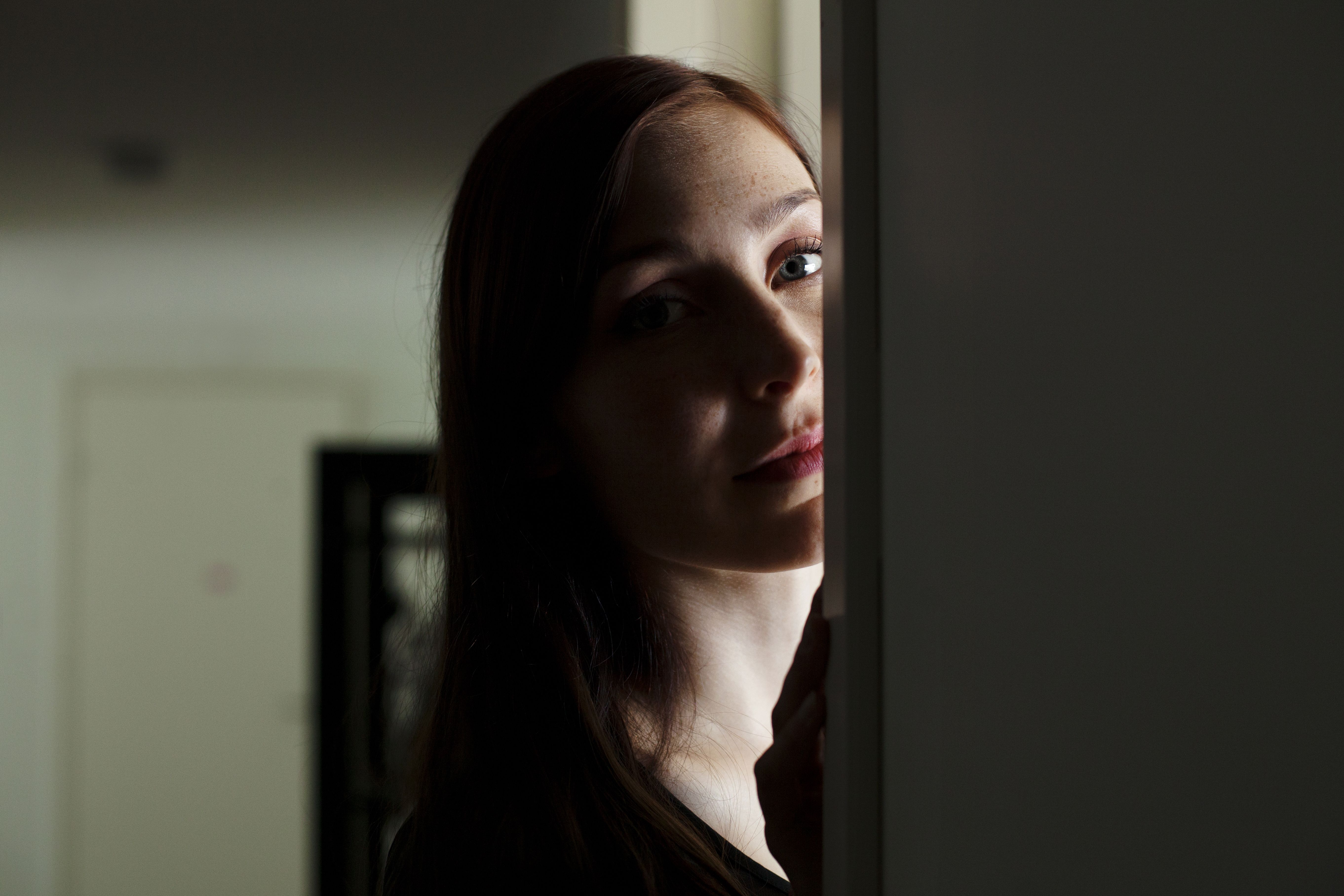 Viivi muistaa yhä, miltä psykiatrisella osastolla haisi: lämmitetyltä ruualta, siivousaineelta, kahvilta, tupakalta ja ihmisiltä.