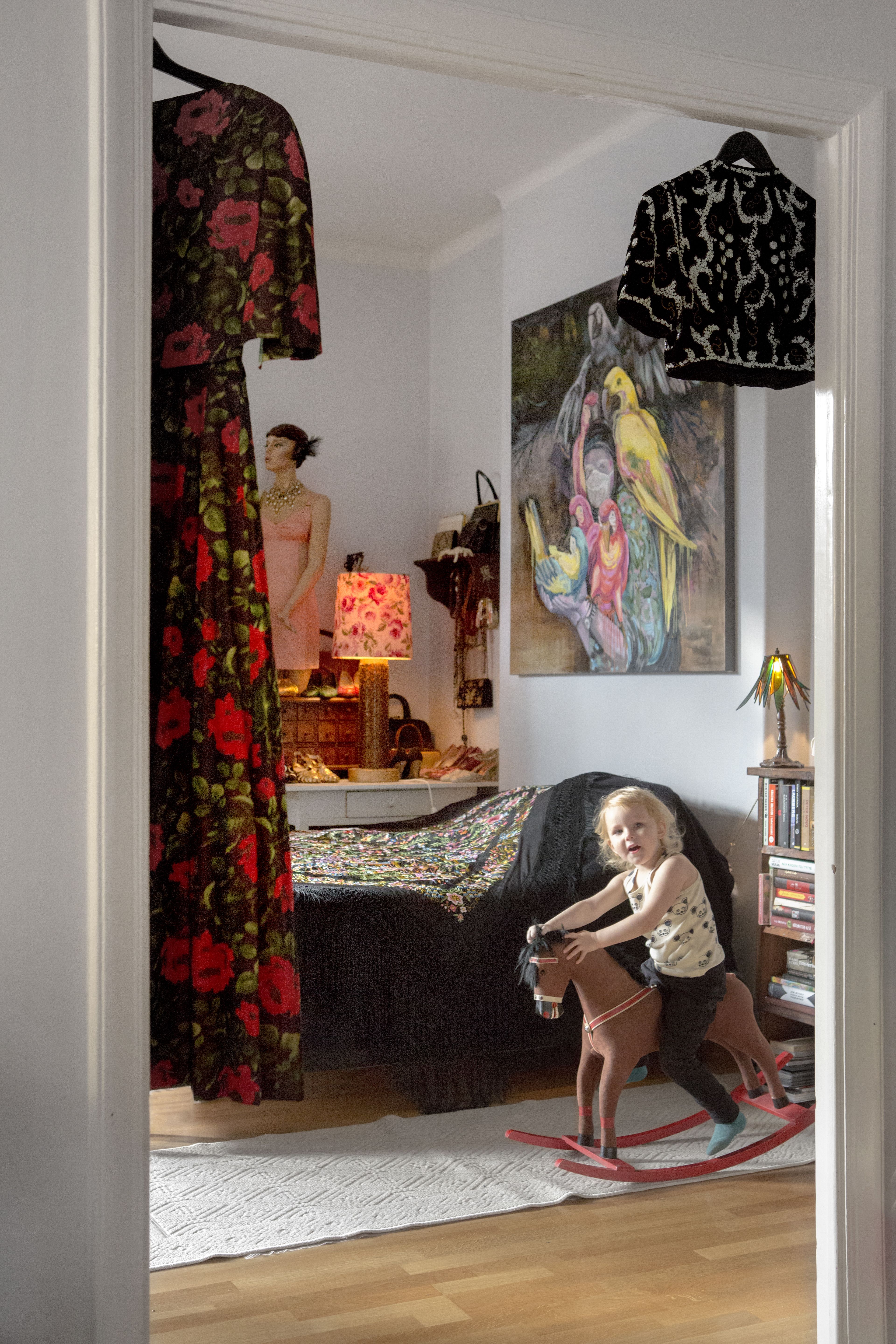 Makuuhuoneen maalaus on irjan ensimmäinen taidehankinta, Sini Anttila Rodriguezin 'Parrot Park'. 1950-luvun keinuhevonen on kiva lelu Ursulalle ja mieleinen sisustusesine Irjalle.