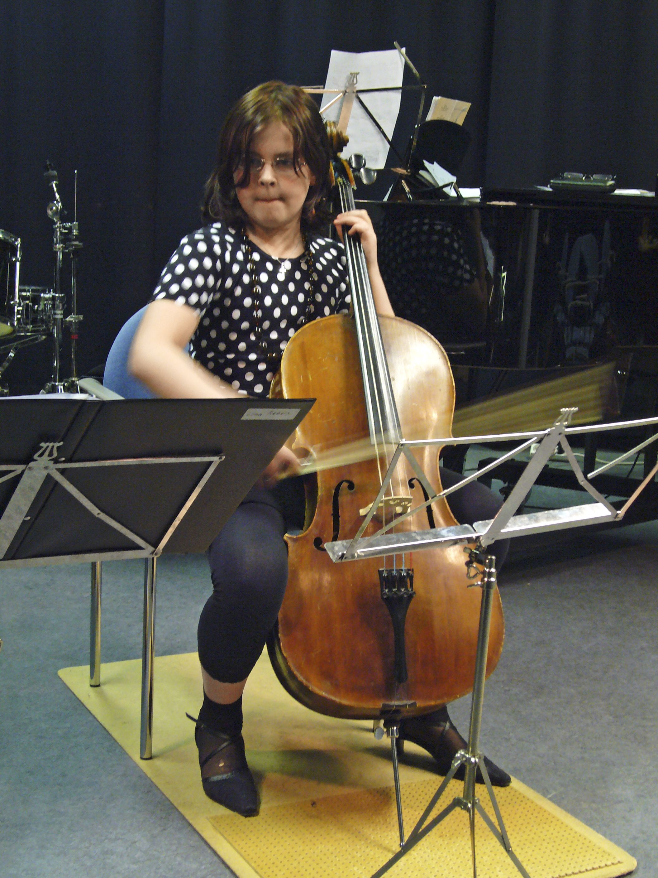 Sara, 12, soitti selloa orkesterimatkalla.