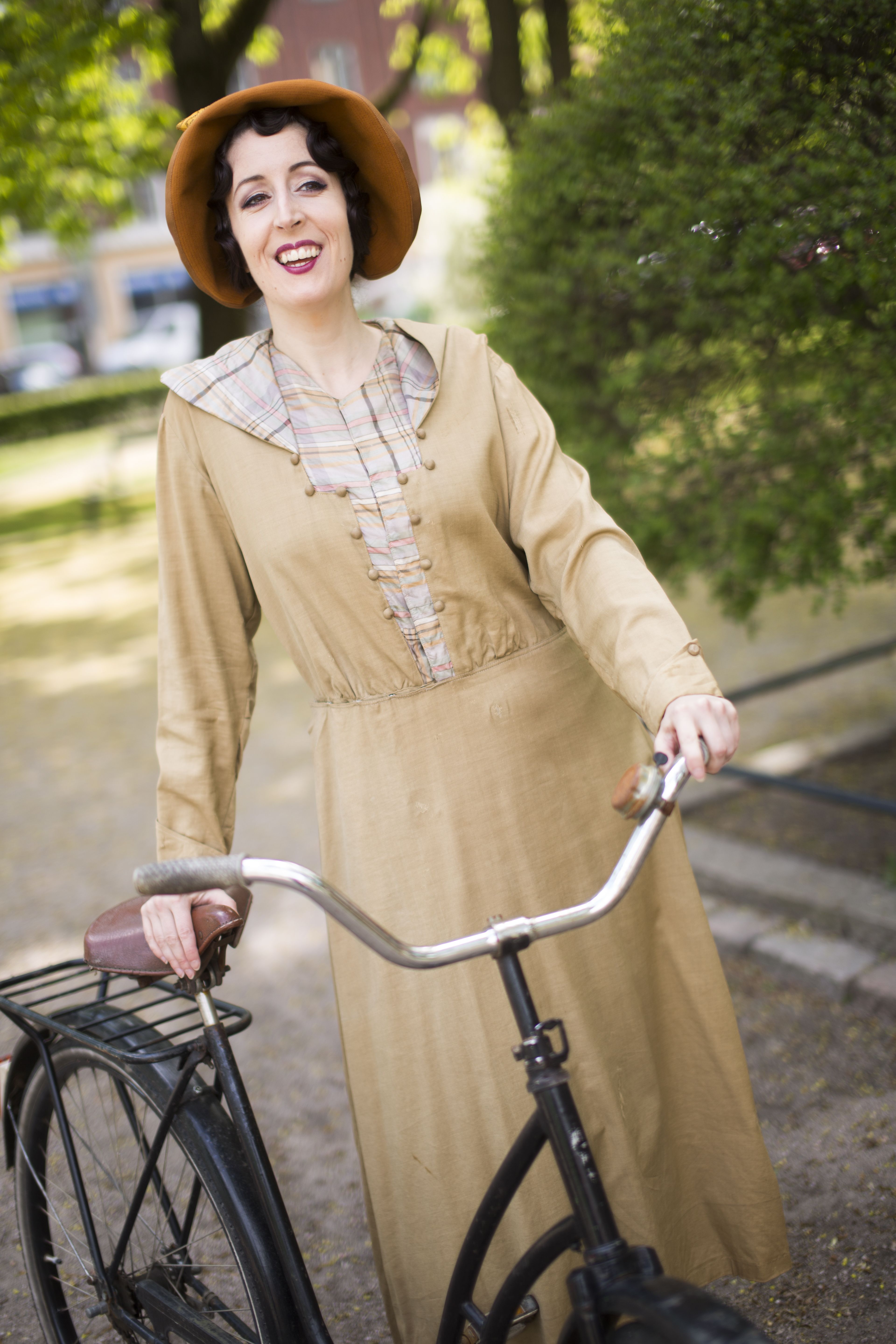  Rento ja urheilullinen vapaa-ajanasu on 1910-luvulta. Sen materiaalit ovat silkki ja villa.