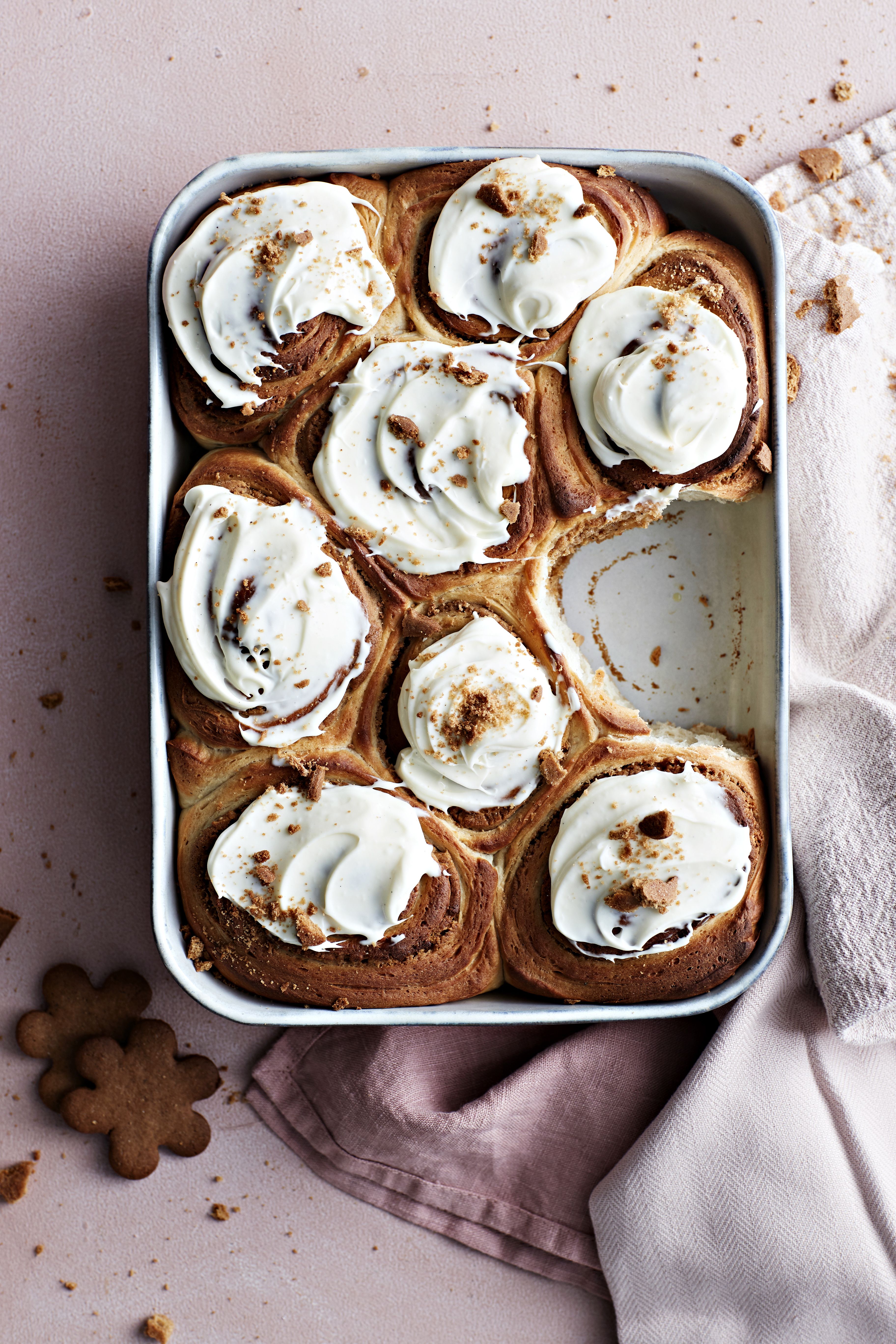 Tämän ihanan piparipullan ohjeen löydät Kodin Kuvalehdestä 22/2020. Nappaa siitä muutkin uudet vinkit joulun leivonnaisiin!