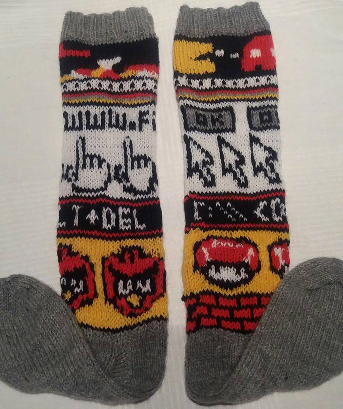 "Tietotekniikan opettajana toimiva siskoni toivoi töihin villasukkia. Suunnittelin ja toteutin tämän mediapajaympäristöön soveltuvan kirjoneulemallin." – Marion