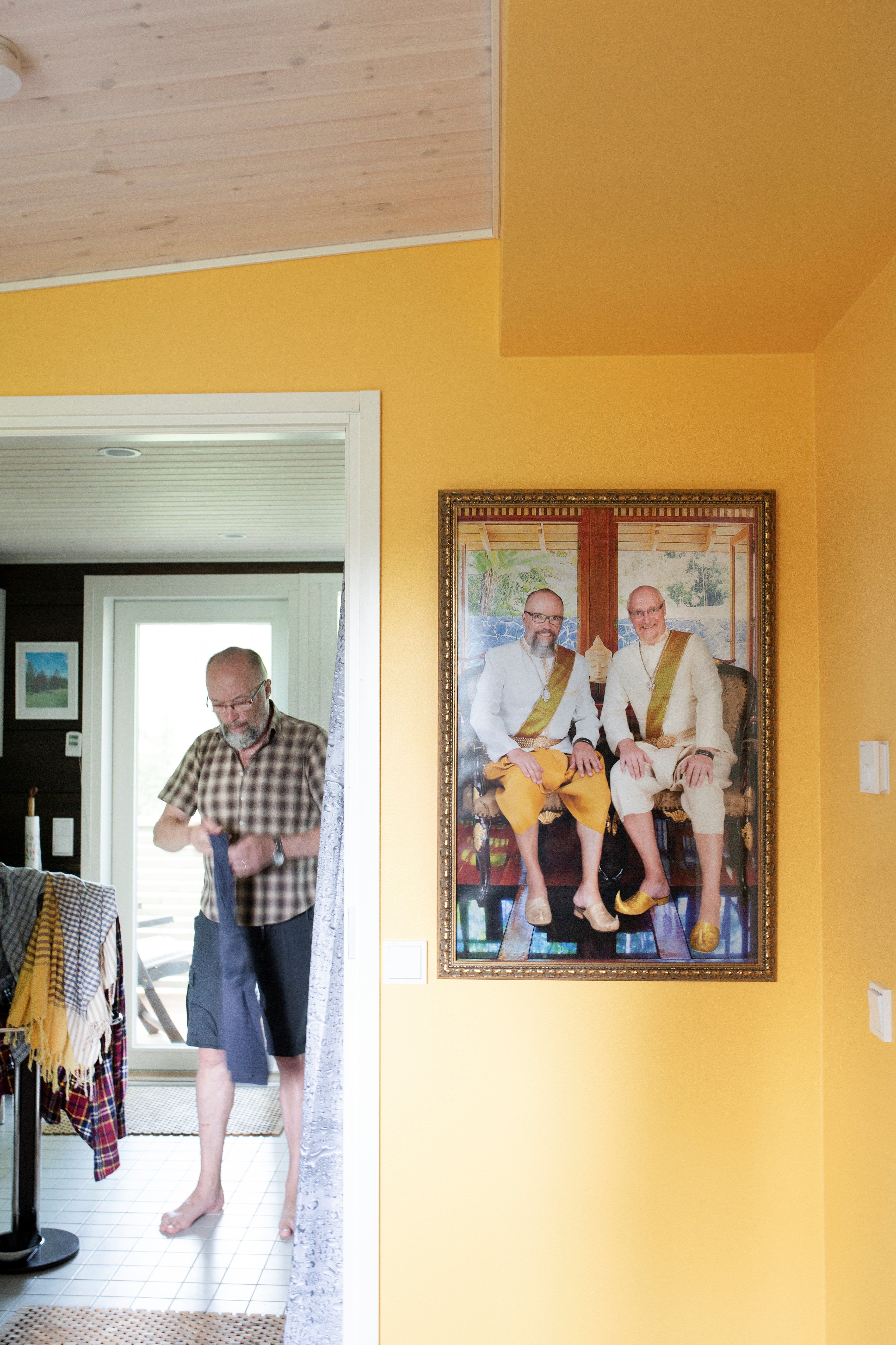 Ari ja Tapani menivät naimisiin Kallion kirkossa heinäkuussa 2017. Kambodžan perinteen mukainen hääkuva otettiin lähetystyöntekijävuosien kunniaksi.