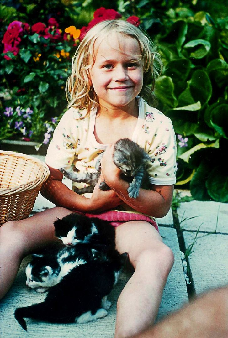 Saara ja Saaran Kaisa-kissa pentuineen 1974.