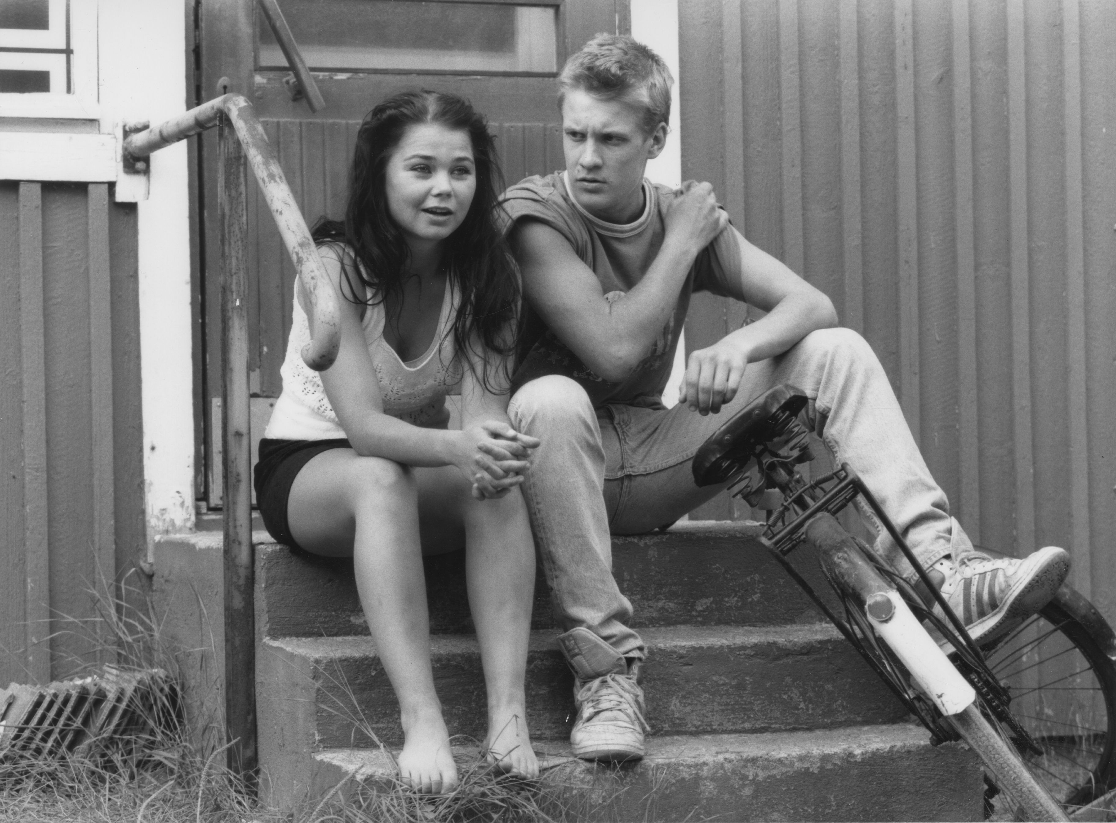 Outi Alanen esitti Kerttua ja Santeri Kinnunen Allua TV2:n minisarjassa Häräntappoase vuonna 1989. Sarja on katsottavissa Yle Areenassa.