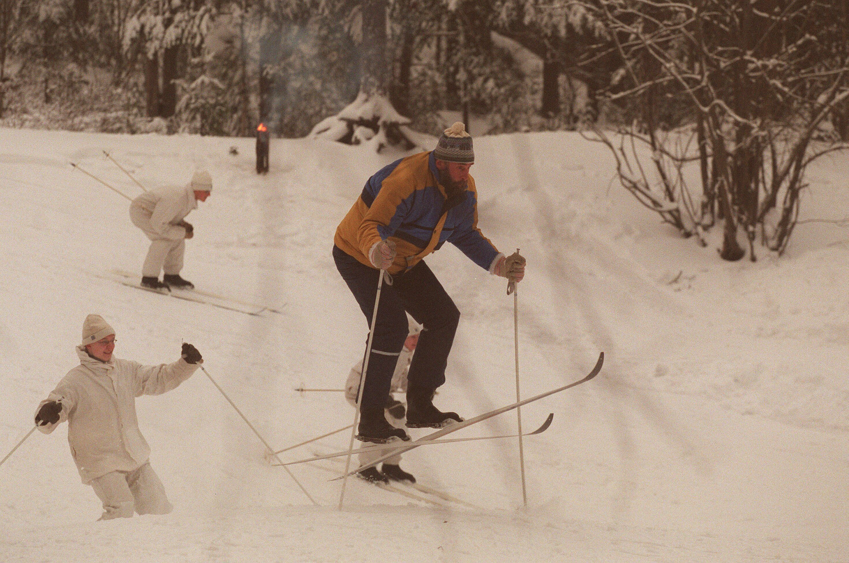 Juha Mieto ei annattanut pakkasten lannistaa treenejä, vaan otti apuun villasukan. Tässä Mietaa näyttää suksimisen mallia varusmiehille.