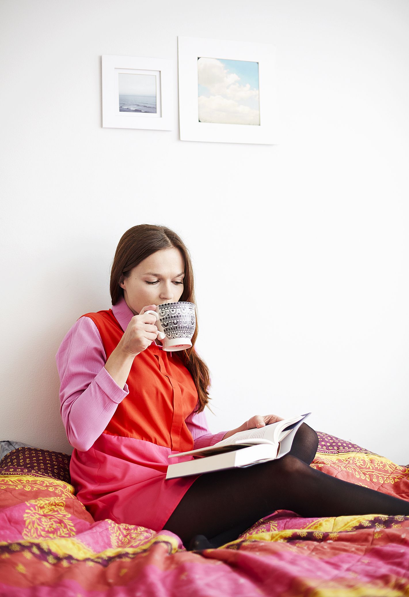 ”Tykkään väreistä. Työpaikkani naapurissa on Minna Parikan toimisto, ja pidän paljon sen porukan tyylistä.” Poola Katarynan värikäs mekko on tehty ylijäämämateriaaleista.