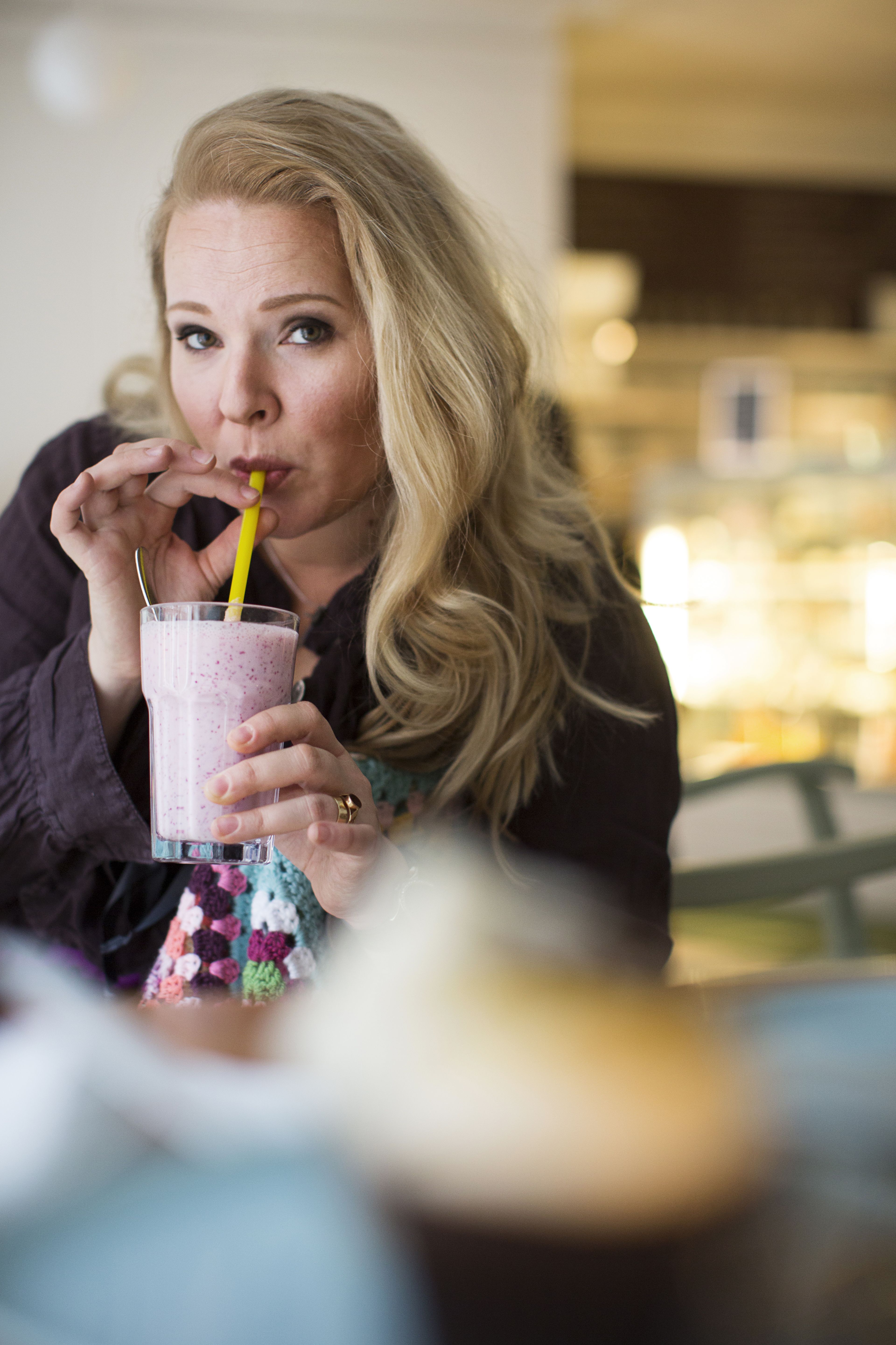 Olen hedonisti, elämästä nautiskelija. Haen joka lauantai lähileipomostamme lämpimiä suklaavoisarvia.