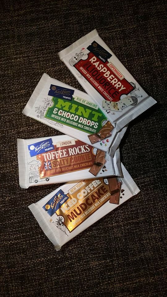 Eeva-Riikka ja Olavi tekivät suuren ruokapöydän yhdessä. Tuolit on ostettu nettikirpputorilta.