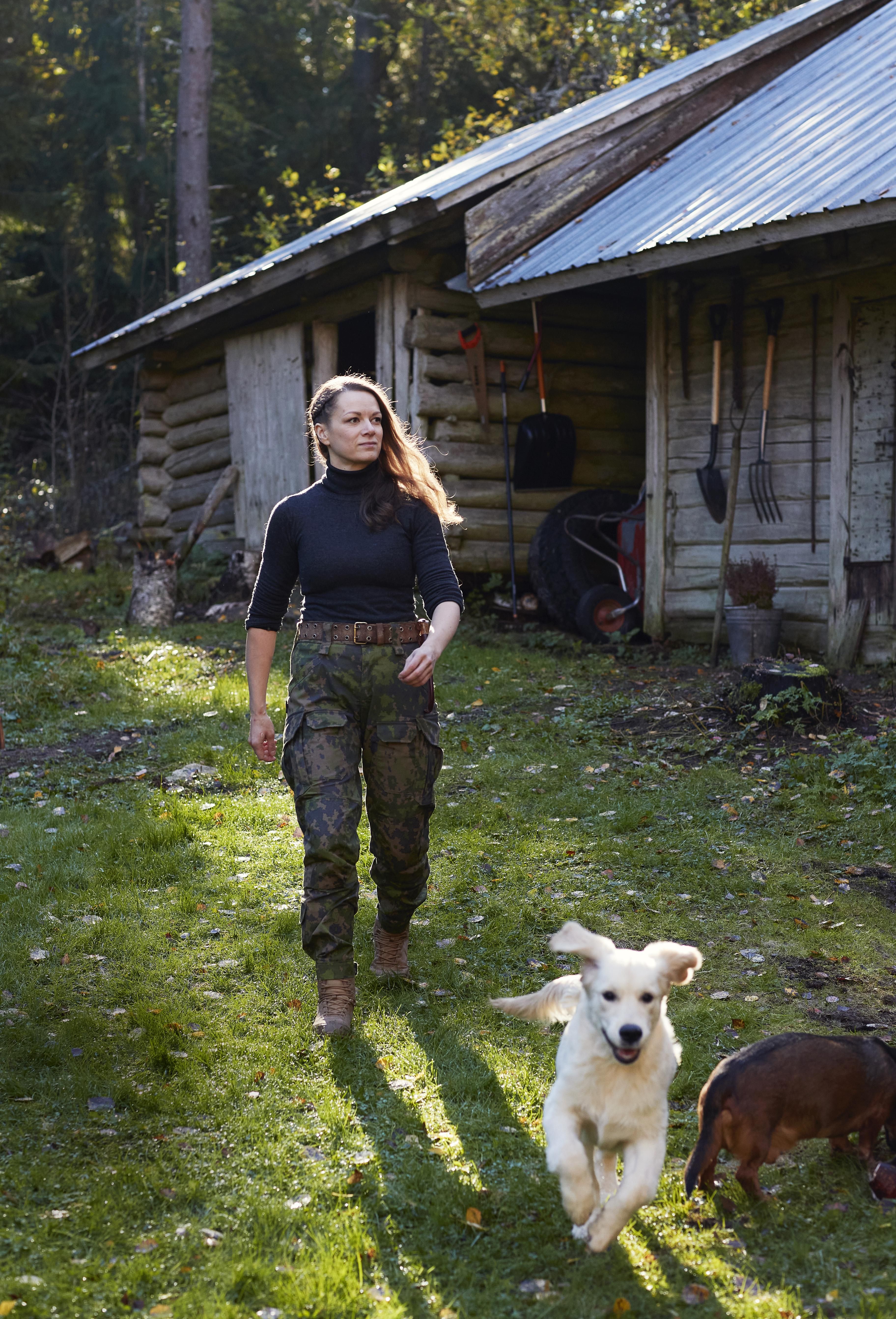 Katri muutti metsään, koska kaipasi itselleen rauhaa ja koirilleen ja kissoilleen mahdollisuutta temmeltää vapaana.