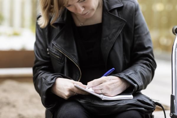 Runot ovat Sannille keino ottaa kantaa. ”Äitini aina kertoo, että halusin lapsena olla eläintenhoitaja, kunnes tajusin, että eläintenhoitajan pitää lapioida paskaa. Nyt sitten lapioin vain vertaiskuvallista paskaa.” 