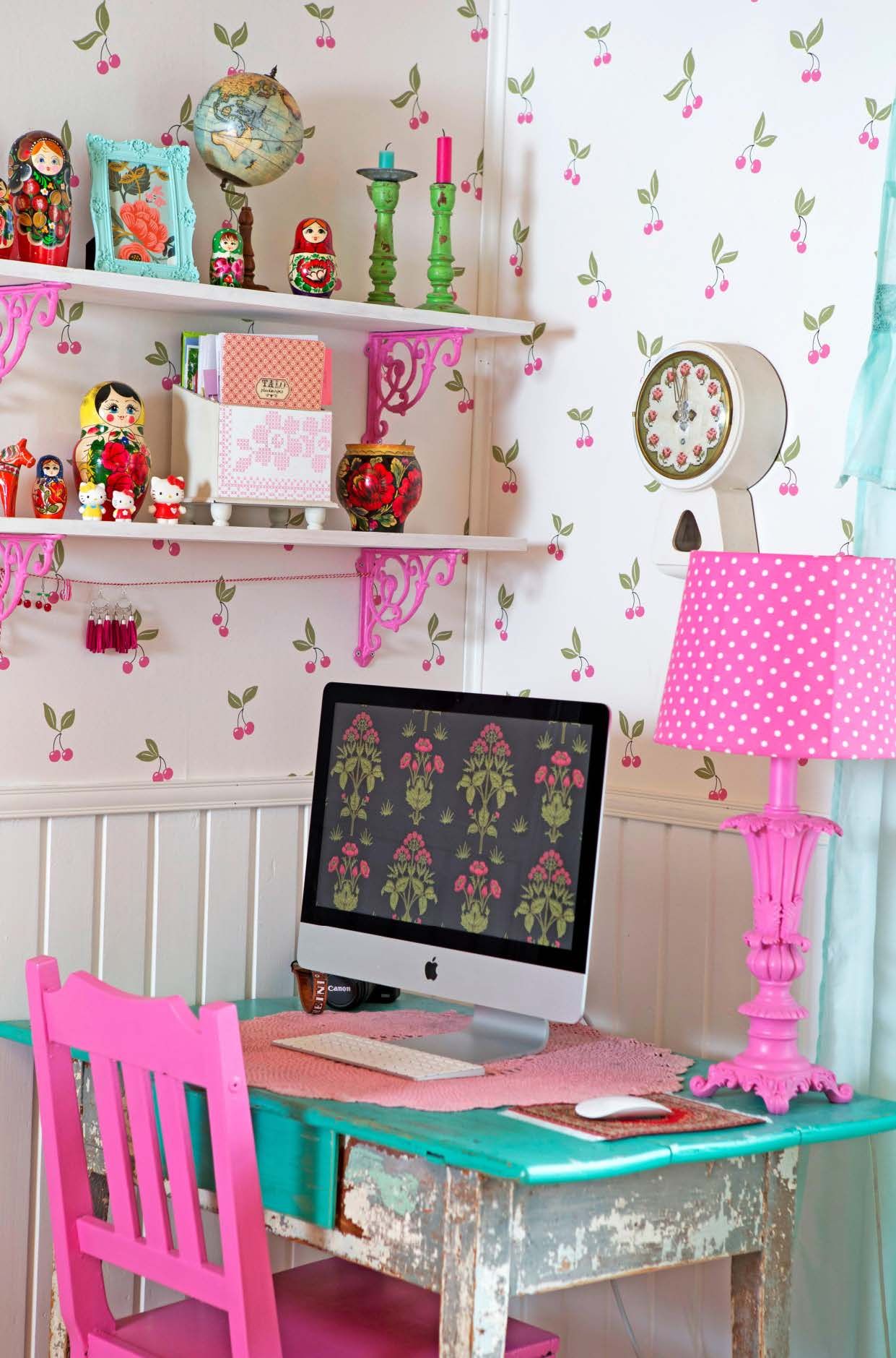 Täydellinen työpöytä löytyi Facebookin kierrätysryhmästä. Tietokonekin maastoutuu tyyliin sopivaksi.