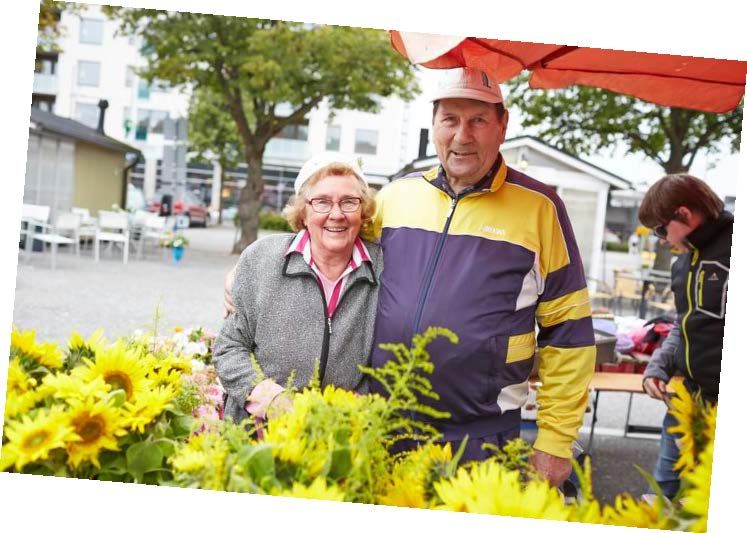 "Eilen olin miesystäväni Matin kanssa eläkeliiton tanssiaisissa. Tanssimme koko illan, tuntui niin onnelliselta. Tapasin Matin kuusi vuotta sitten omaishoitajien lomalla. Hän on hoitanut jo kaksi naista hautaan ja on siis valmiiksi opetettu mies, kokkaa minulle ruuatkin. Itse olin Parkinsonin tautia sairastavan mieheni omaishoitajana 30 vuotta. Loppuun asti hänet hoivasin. Juhlissakin aina häntä tanssitin, vielä pyörätuolissakin, vaikka jotkut ihmettelivät. Elämä on antanut minulle isojakin suruja, mutta kaksi hyvää miestä." Anja Penttilä, 81, torimyyjä, Lappeenranta