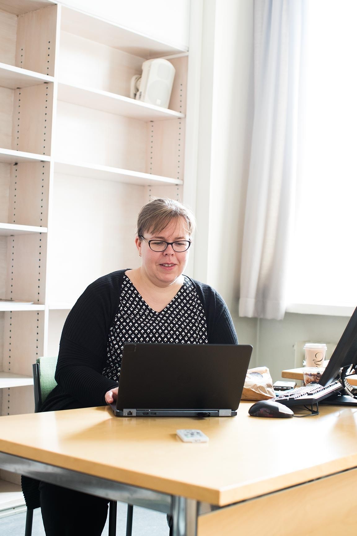 "Terrorismintutkijan työ kuulostaa raflaavalta, mutta ei se ole. Arkista työtä, toimistohommaa”, Leena sanoo.