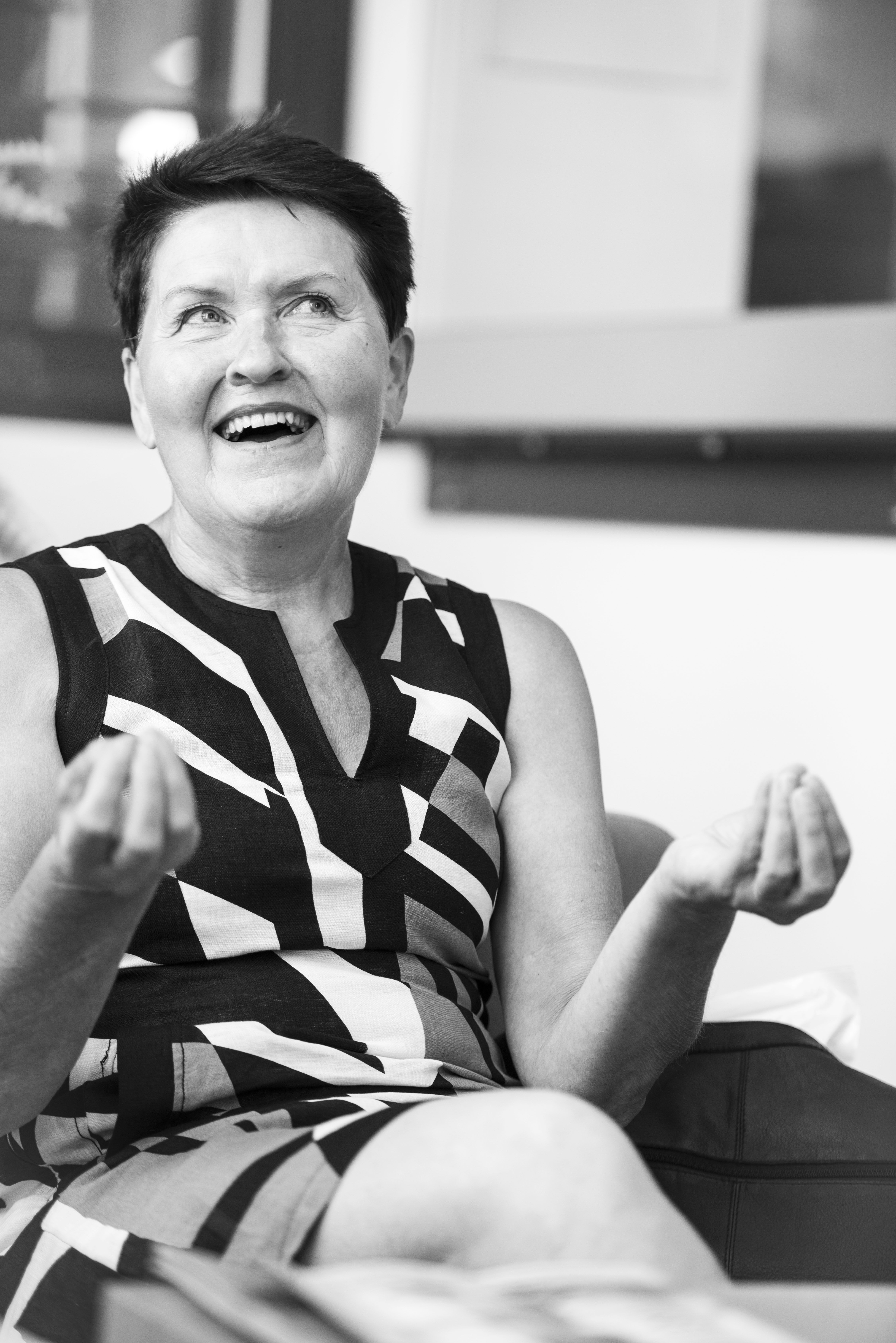 Sirkka Santapukki on 61-vuotias erikoissairaanhoitaja, kriisiterapeutti ja NLP-kouluttaja, joka on kirjoittanut useita kirjoja. Hänellä on kolme lasta.