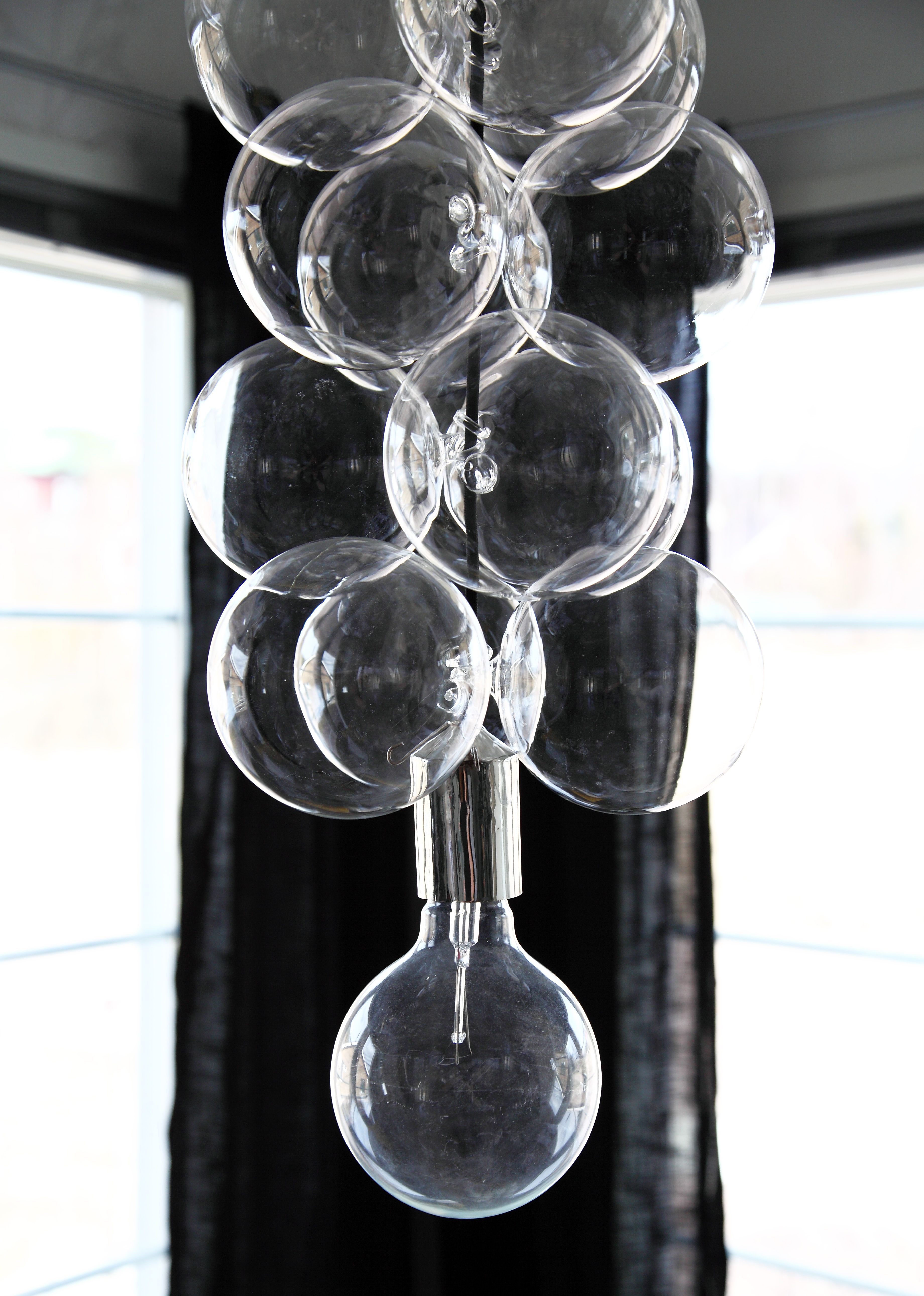 Olohuoneessa komeilee House Doctorin DIYkattovalaisin.