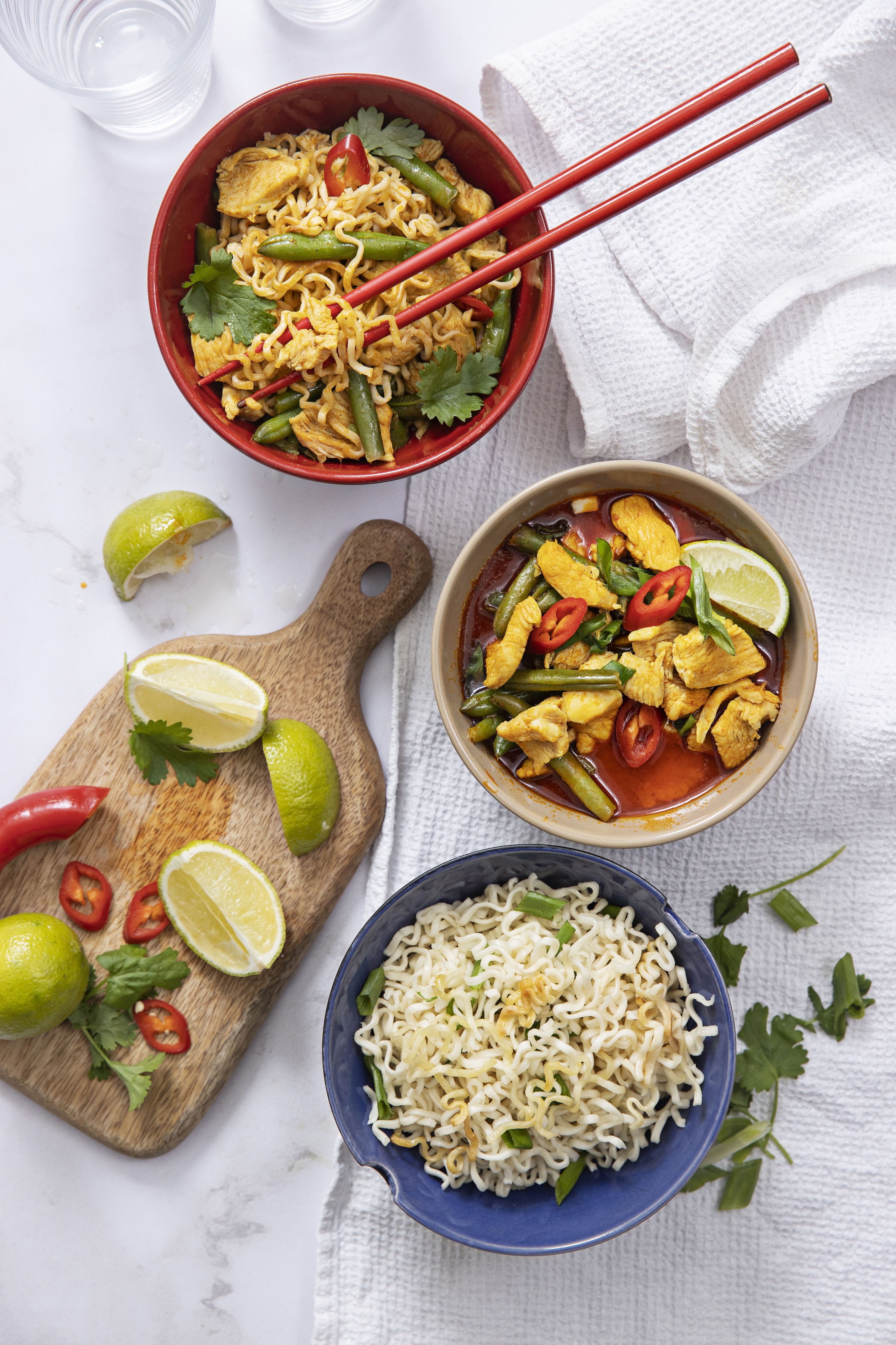 Thaimaalainen punainen kanacurry on lämpimän tulinen herkku, jossa maistuvat sitruunaruoho ja punaiset chilit. Helppo versio syntyy joutuisasti valmiin currytahnan avulla.