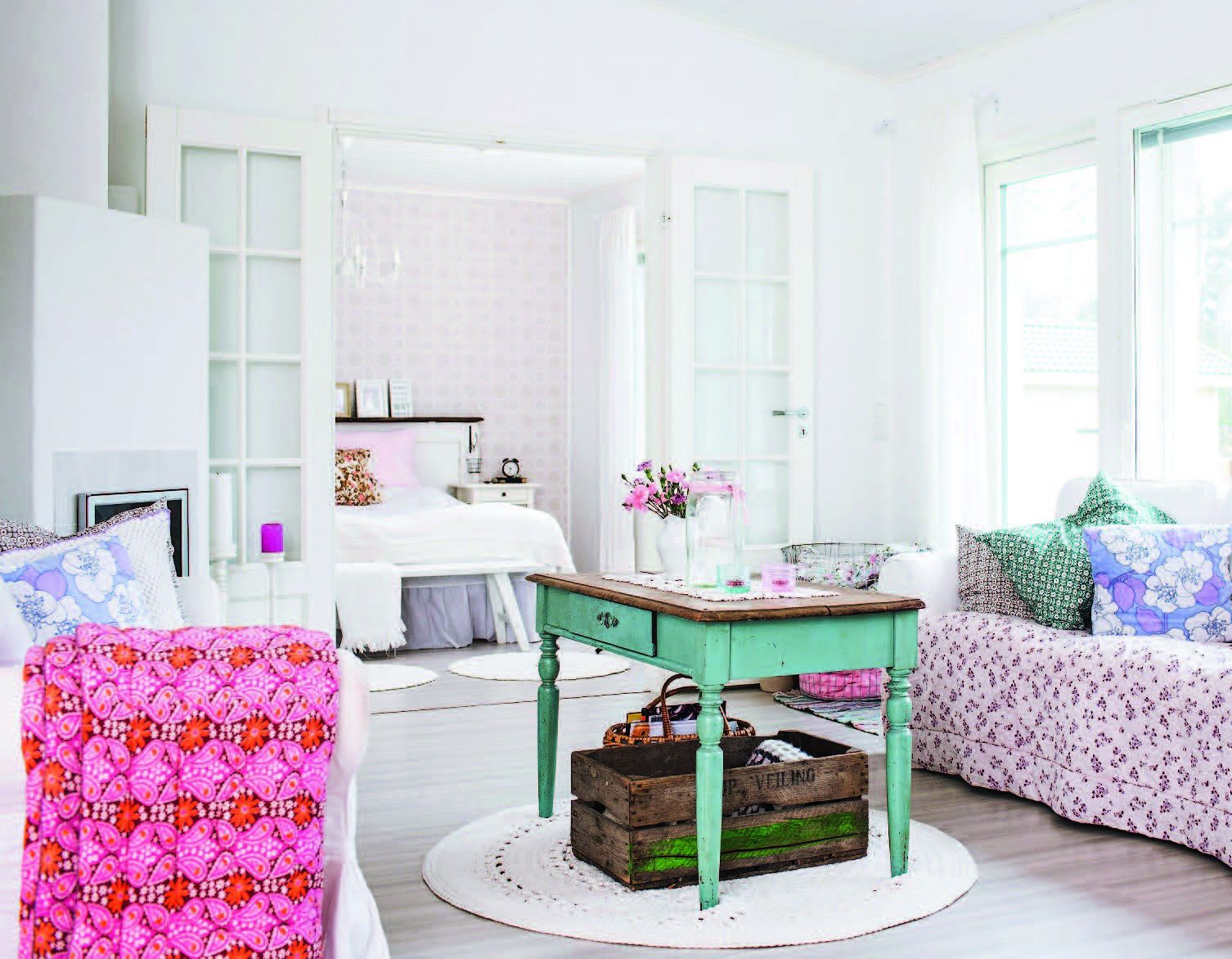 Vanhat puuvillapeitot ovat käteviä vitivalkoisten sohvien päällisinä.